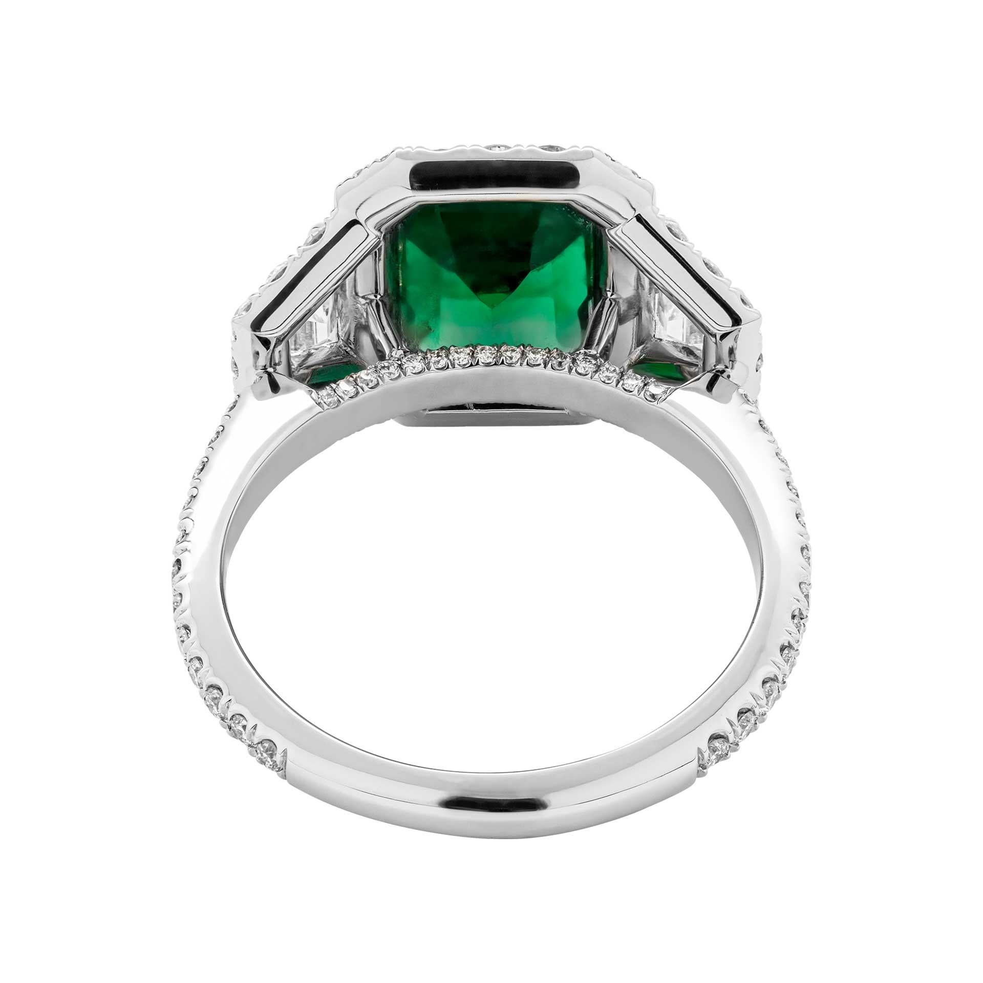 Moderne GIA Certified Green Emerald 3 Stone Ring (bague à 3 pierres en émeraude verte certifiée GIA) en vente
