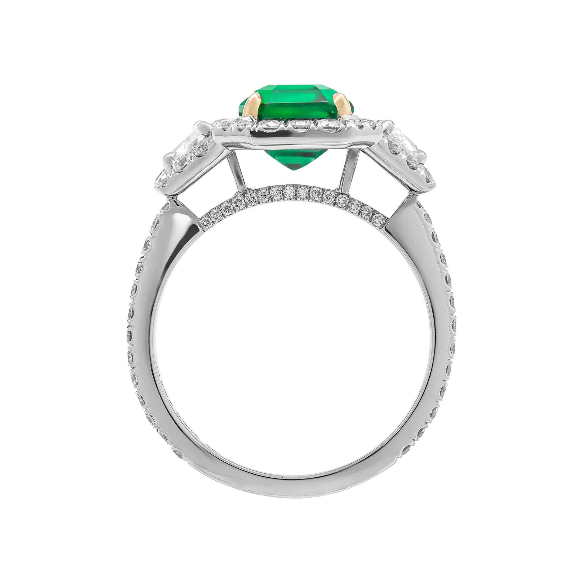 Taille émeraude GIA Certified Green Emerald 3 Stone Ring (bague à 3 pierres en émeraude verte certifiée GIA) en vente