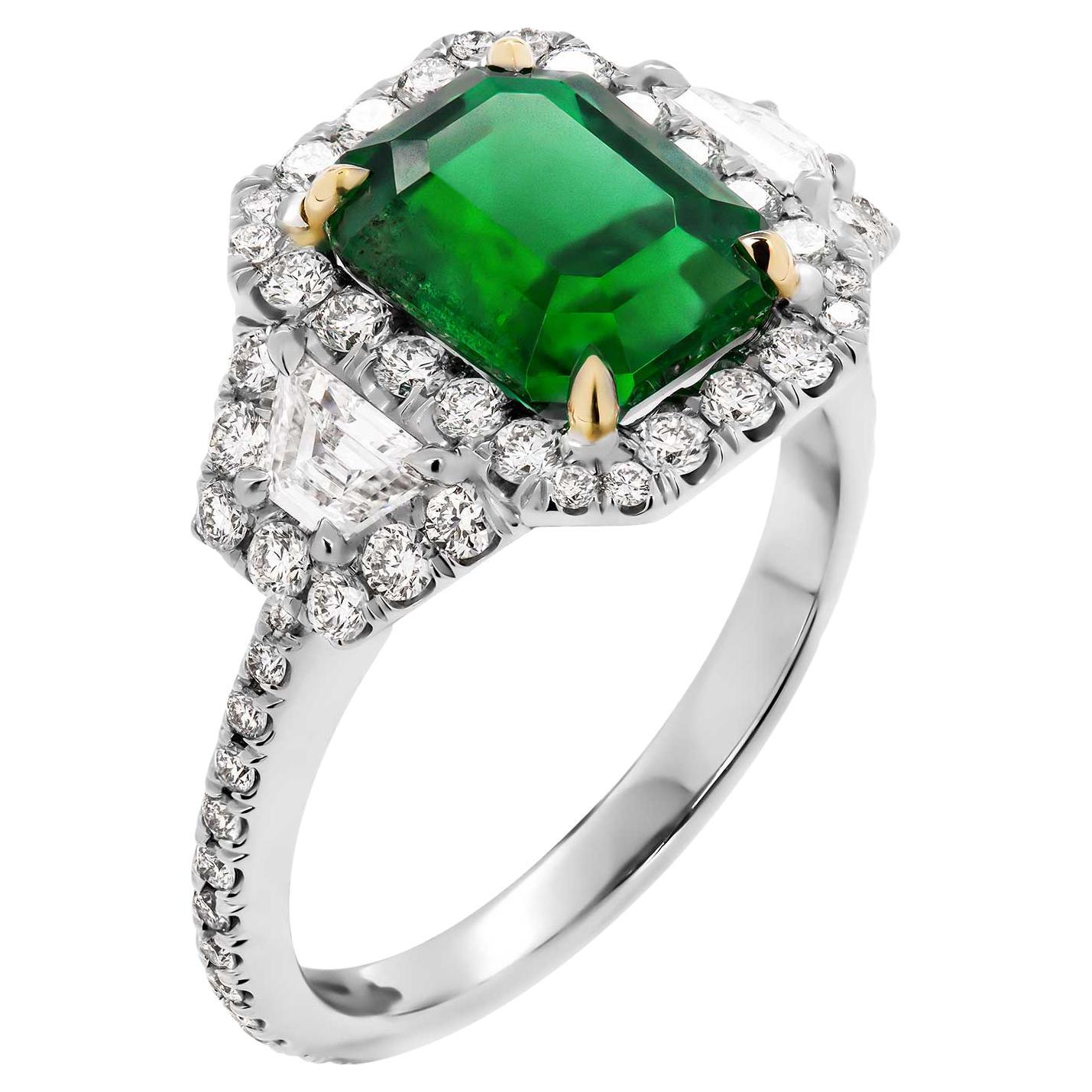 GIA Certified Green Emerald 3 Stone Ring (bague à 3 pierres en émeraude verte certifiée GIA) en vente