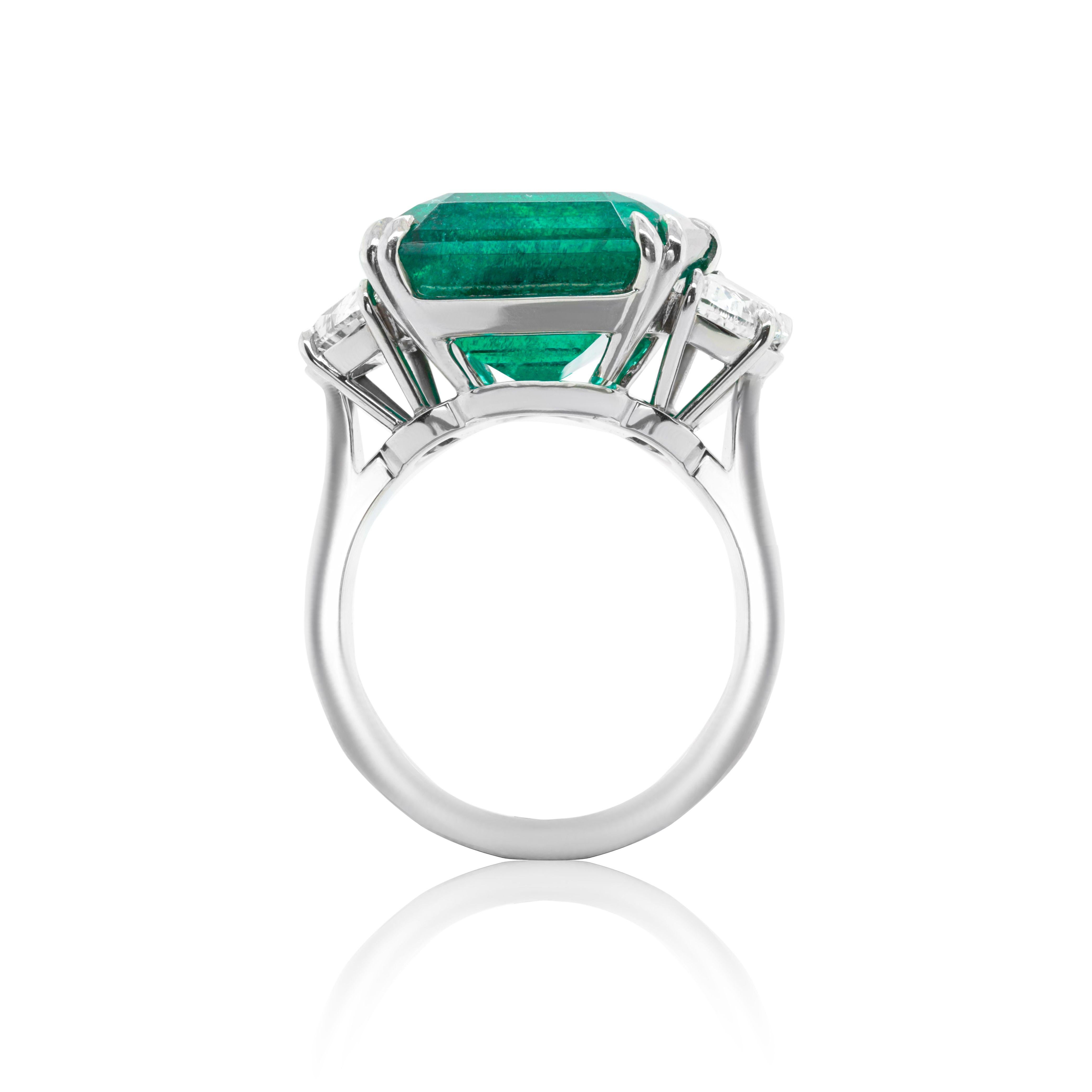 GIA-zertifizierter grüner Smaragd-Diamantring Herren im Angebot