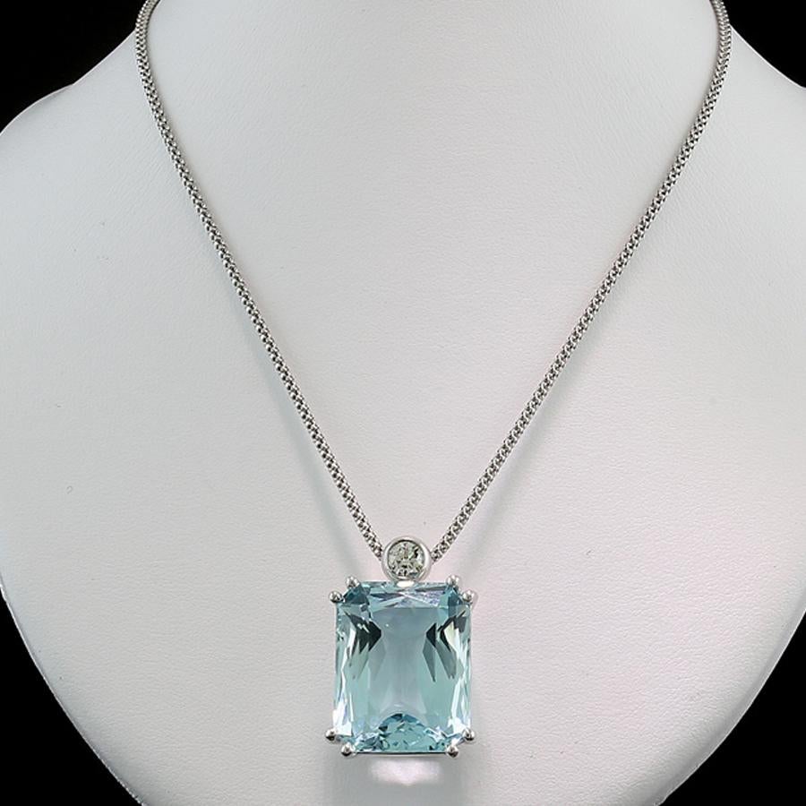 Ciondolo con un'eccezionale acquamarina di circa 41,45 carati, taglio rettangolo, con certificato dell'ALGT (Antwerp Laboratory for Gemstone Testing) n. 56000921 del 9 marzo 2020. L'acquamarina ha un colore molto buono con una distribuzione uniforme