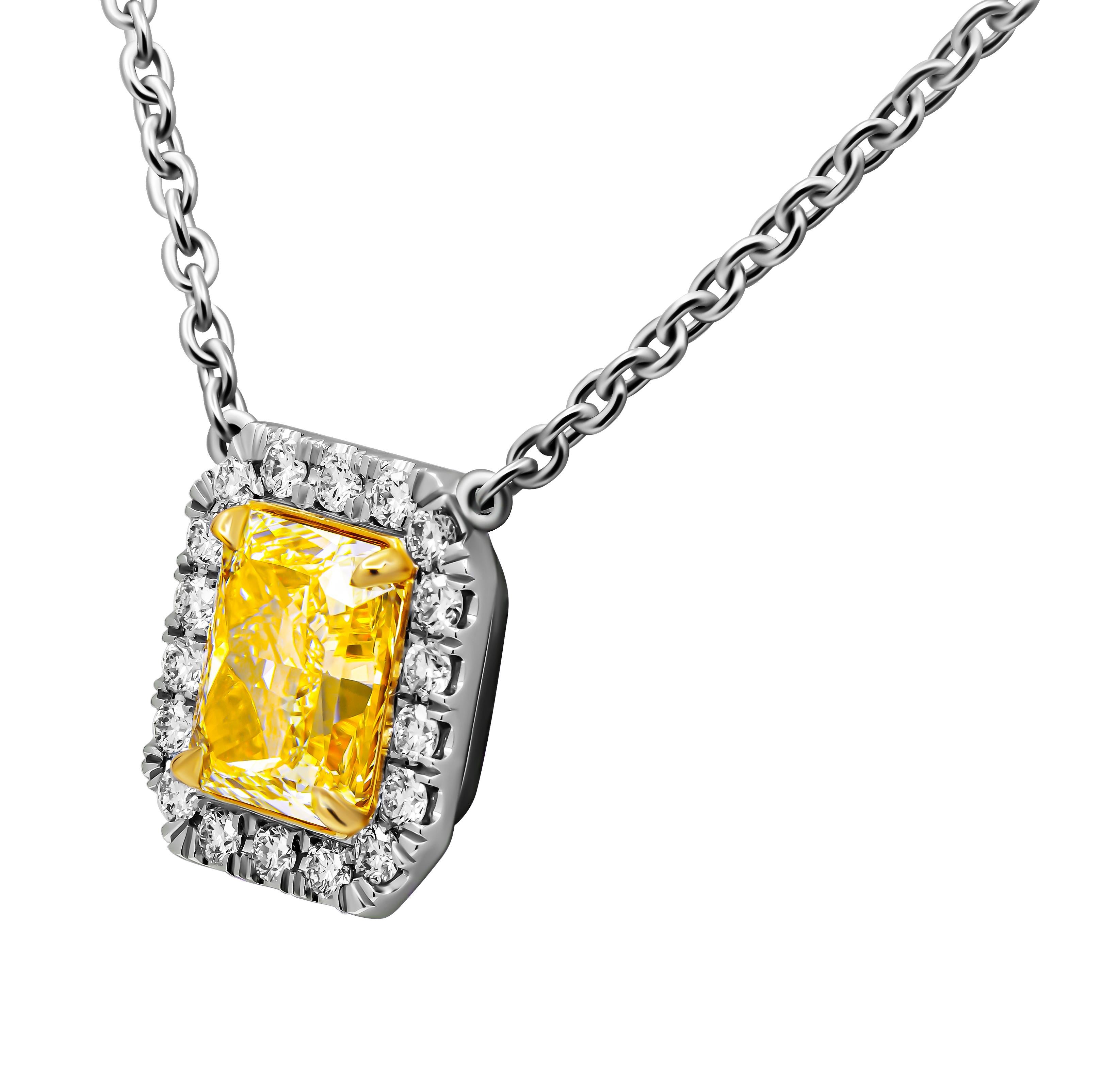 Ciondolo a forma di aureola con diamante giallo chiaro taglio radiante da 4,02 ct.
Montato in oro giallo 18 carati e platino con catena in platino da 16