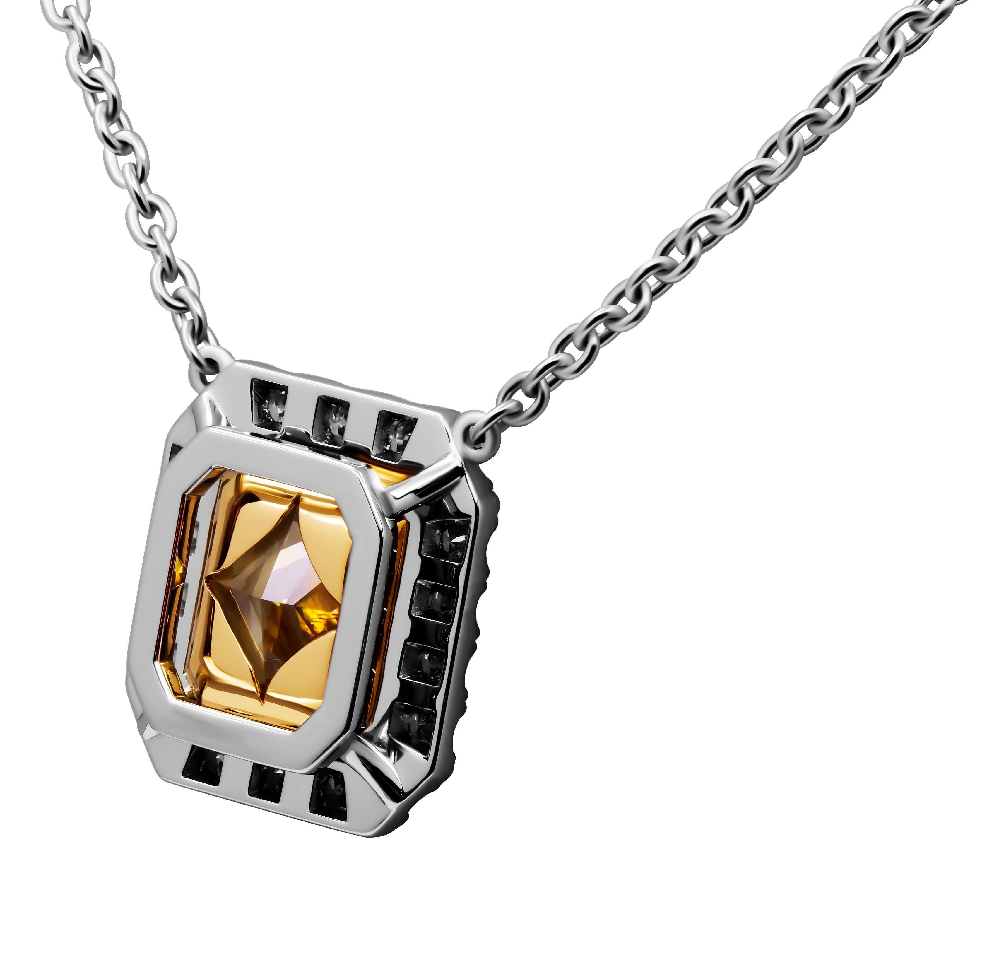 Taglio radiant Ciondolo a forma di aureola certificato GIA con diamante giallo chiaro di 4,02 carati taglio radiante in vendita