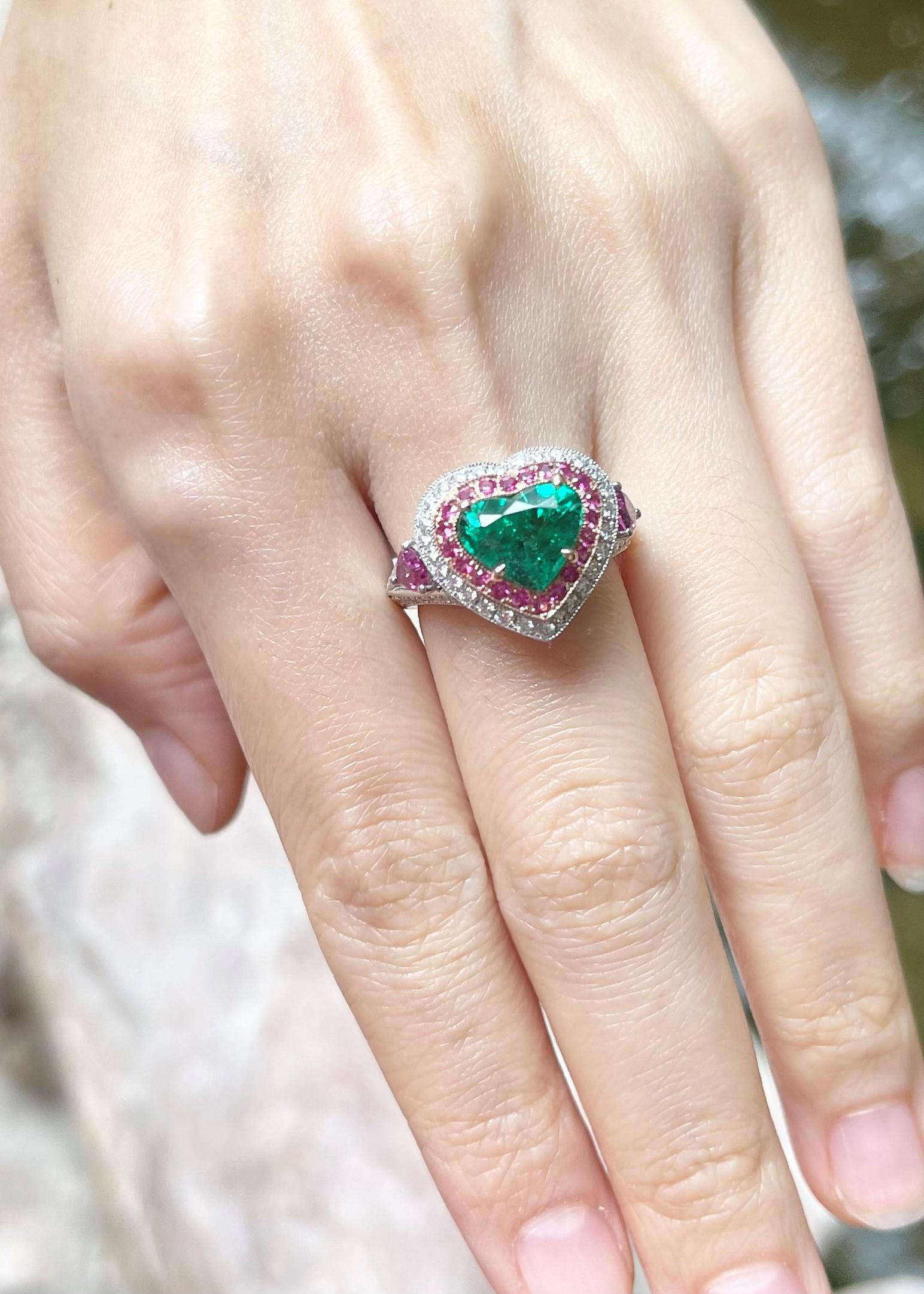 GIA Certified Heart Shape Emerald, Pink Sapphire, Diamond Ring in 18K White Gold In New Condition For Sale In Bangkok, TH