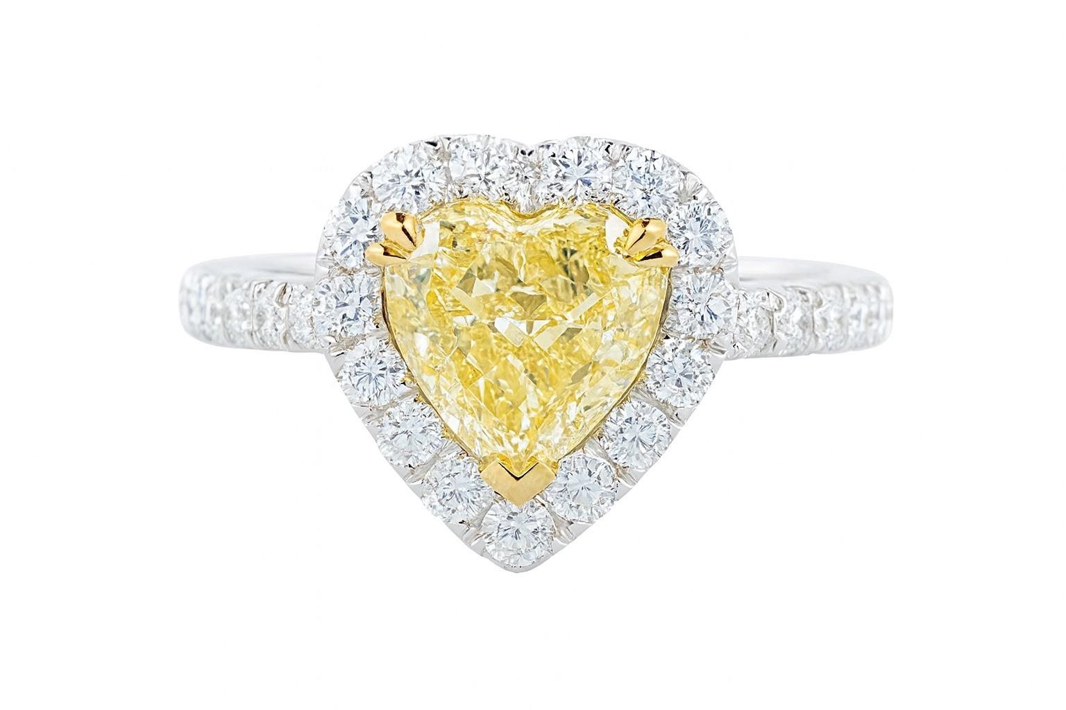 Une déclaration captivante de romance et de brillance - cette bague exquise présente un diamant jaune canari naturel en forme de cœur d'une intensité et d'un charme remarquables.

💎 Diamant central

Poids en carats : 2,01 carats

Forme : Coupe en