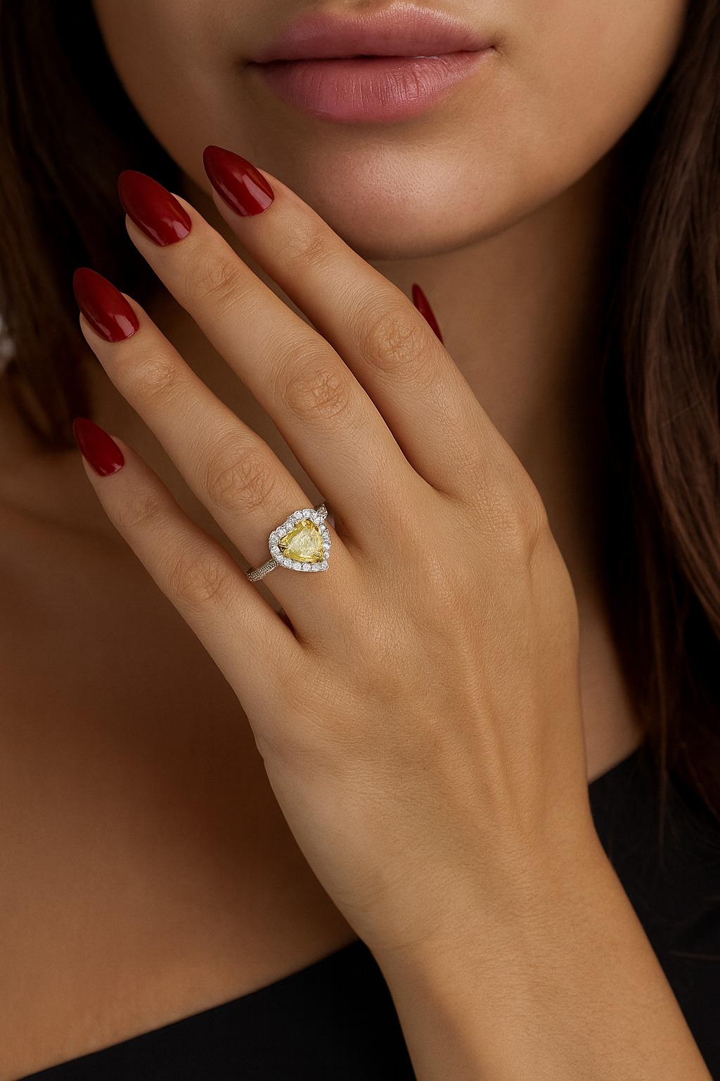 Contemporain Bague en forme de cœur certifiée GIA, diamant jaune fantaisie en vente