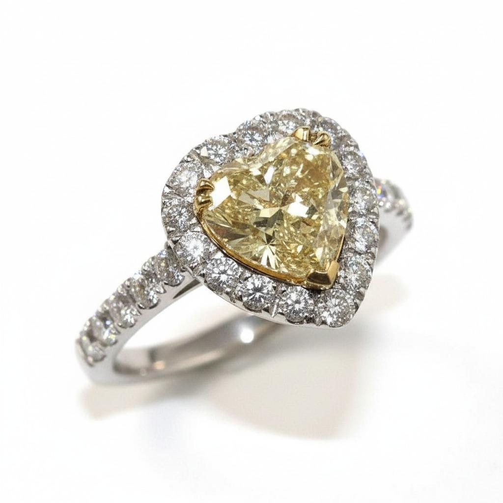 Bague en forme de cœur certifiée GIA, diamant jaune fantaisie Neuf - En vente à Chicago, IL