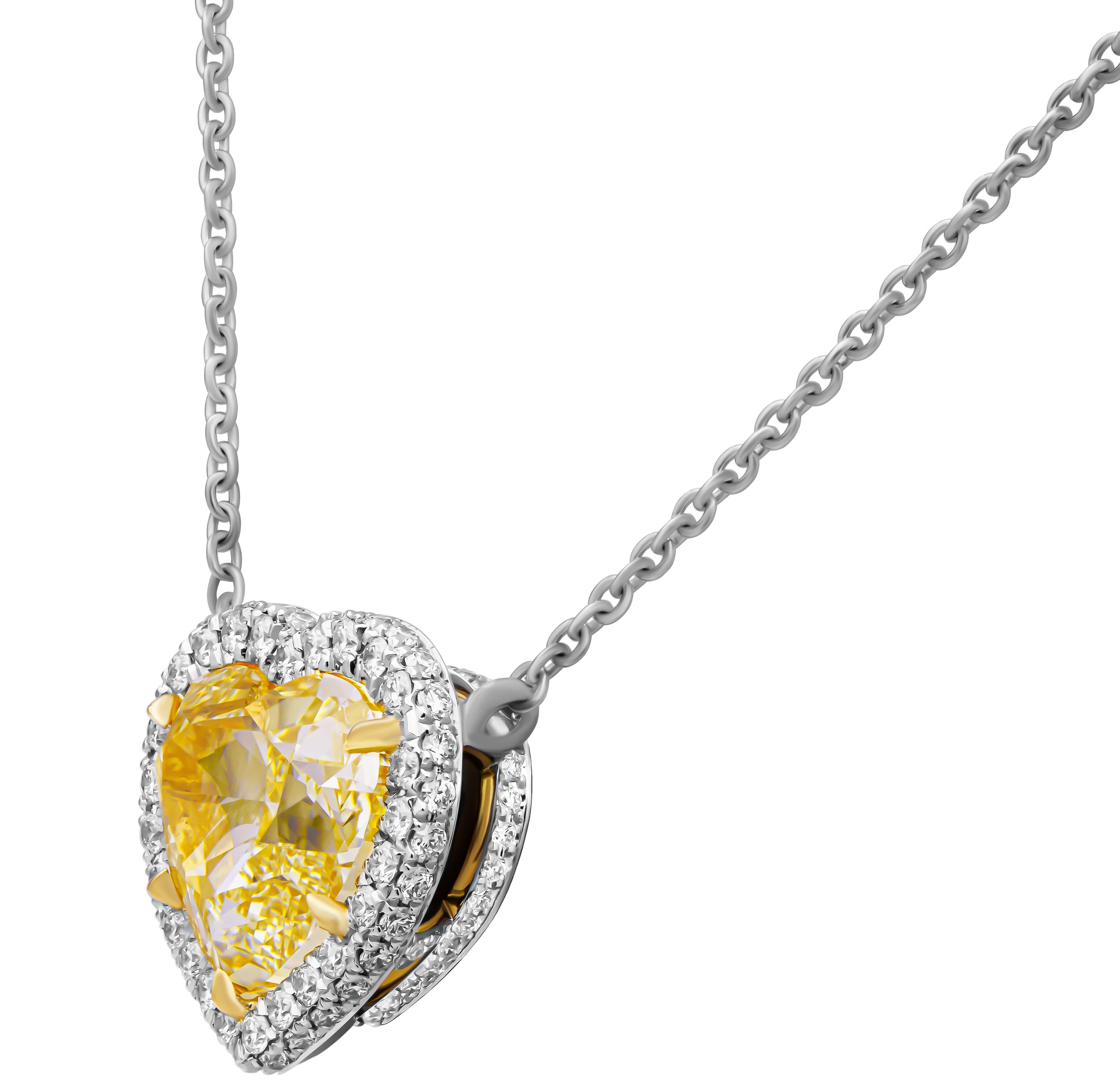Ciondolo a forma di cuore in oro giallo 18 carati e platino
Con pietra centrale: 6,79ct Nature Fancy Light Yellow Even VS1 Heart Shape Diamond GIA#6223424737 
Peso totale in carati del pavé bianco: 0.61ct
Catena lunga 16 pollici
