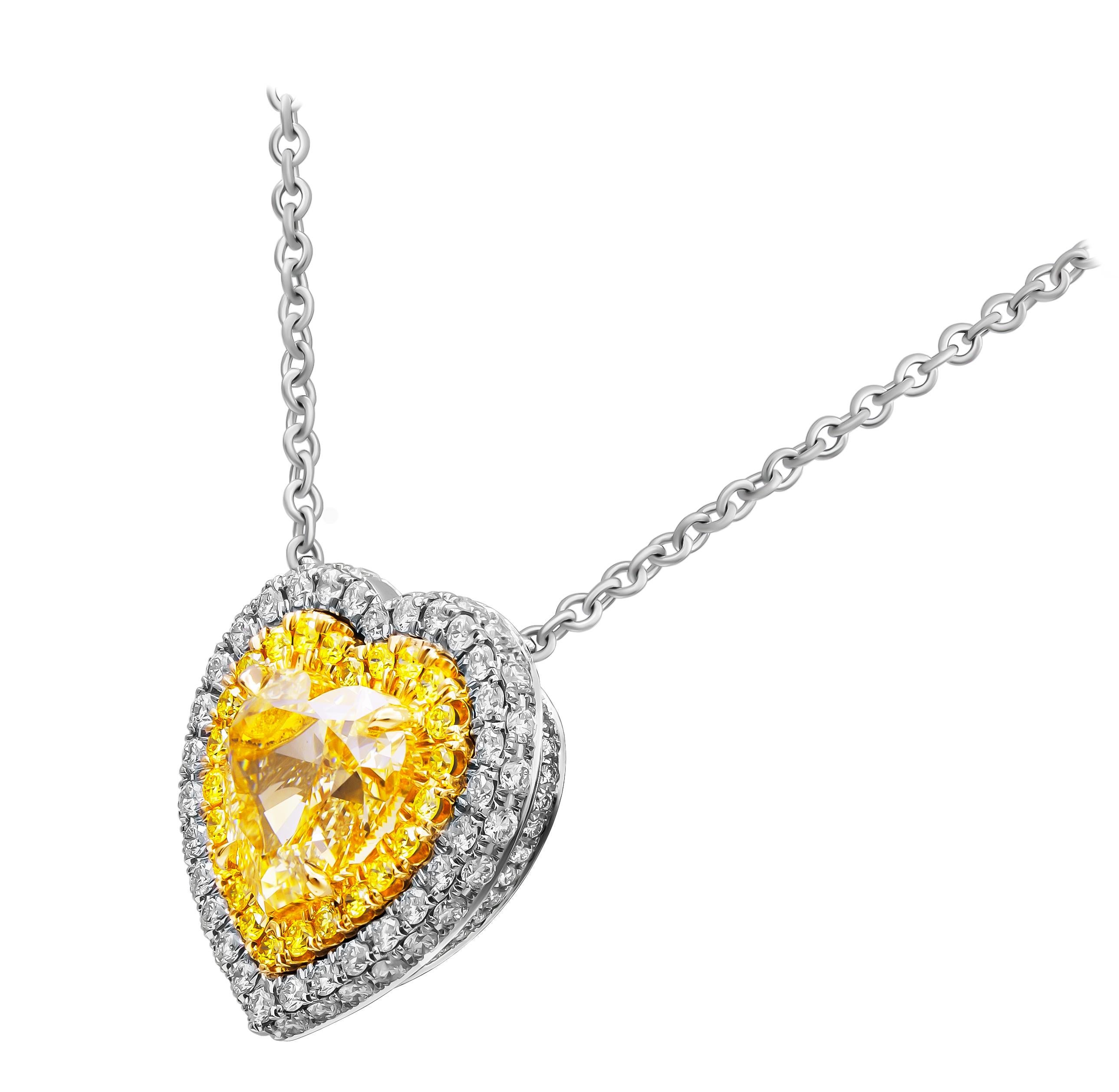 Pendentif en forme de coeur certifié GIA avec diamant jaune clair en or jaune 18k et platine  avec double halo pavé
Pierre centrale : 4,05ct Fancy Light Yellow VS2 Heart Shape Diamond GIA#6425102257 
Poids total en carats du pavé blanc :
