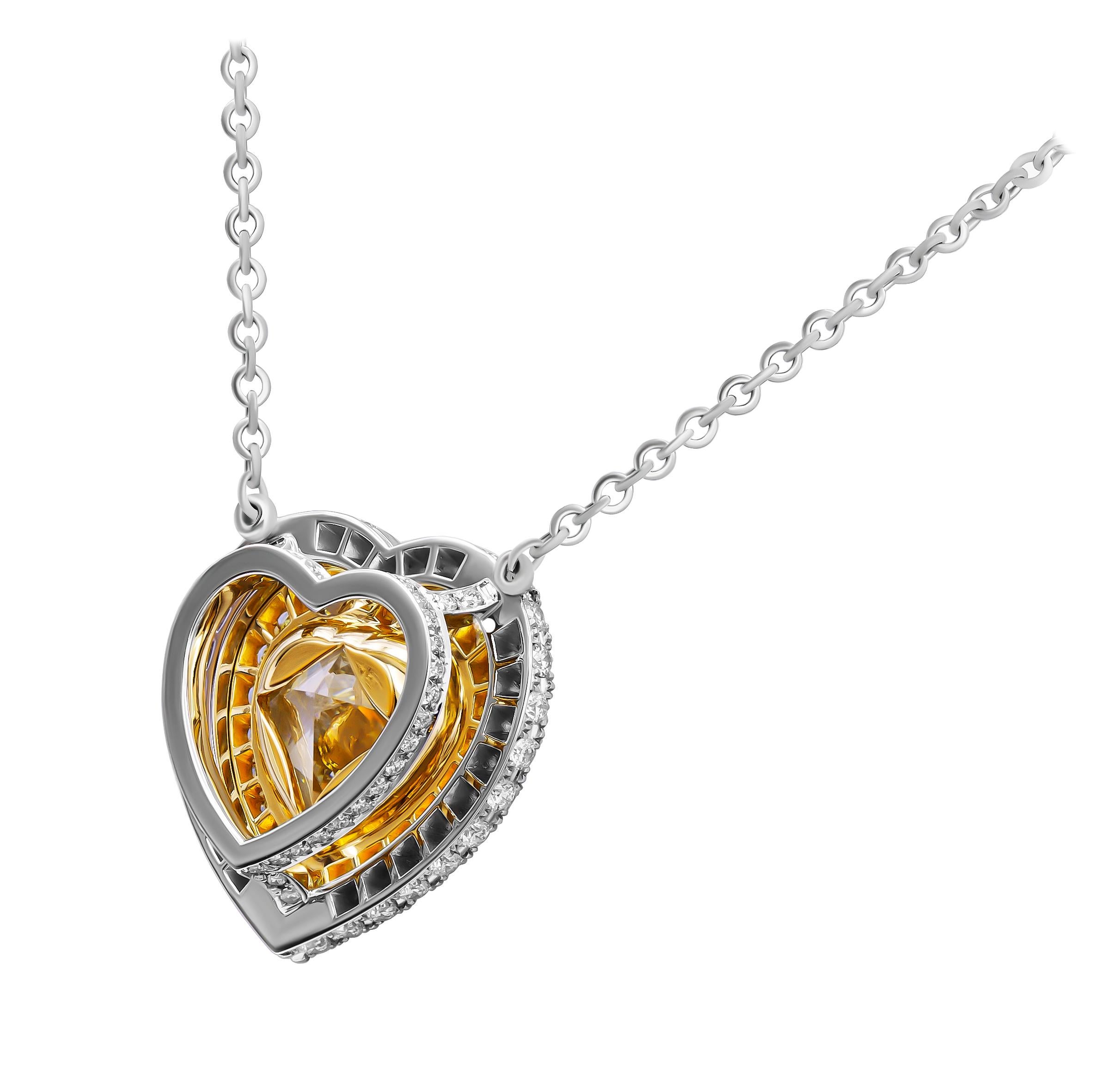 Moderne Pendentif en forme de cœur certifié GIA avec diamant jaune clair fantaisie en vente