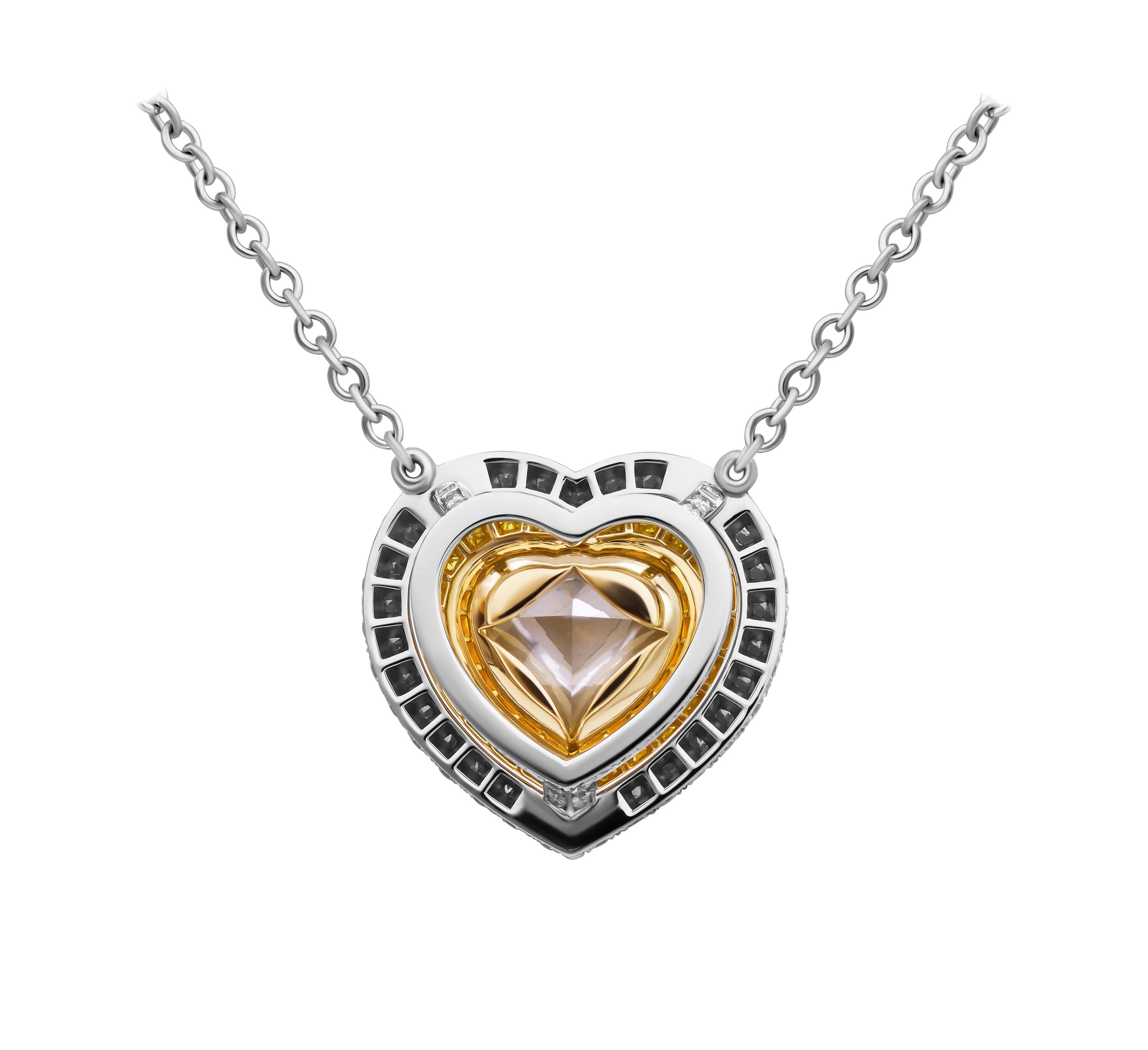Taille cœur Pendentif en forme de cœur certifié GIA avec diamant jaune clair fantaisie en vente