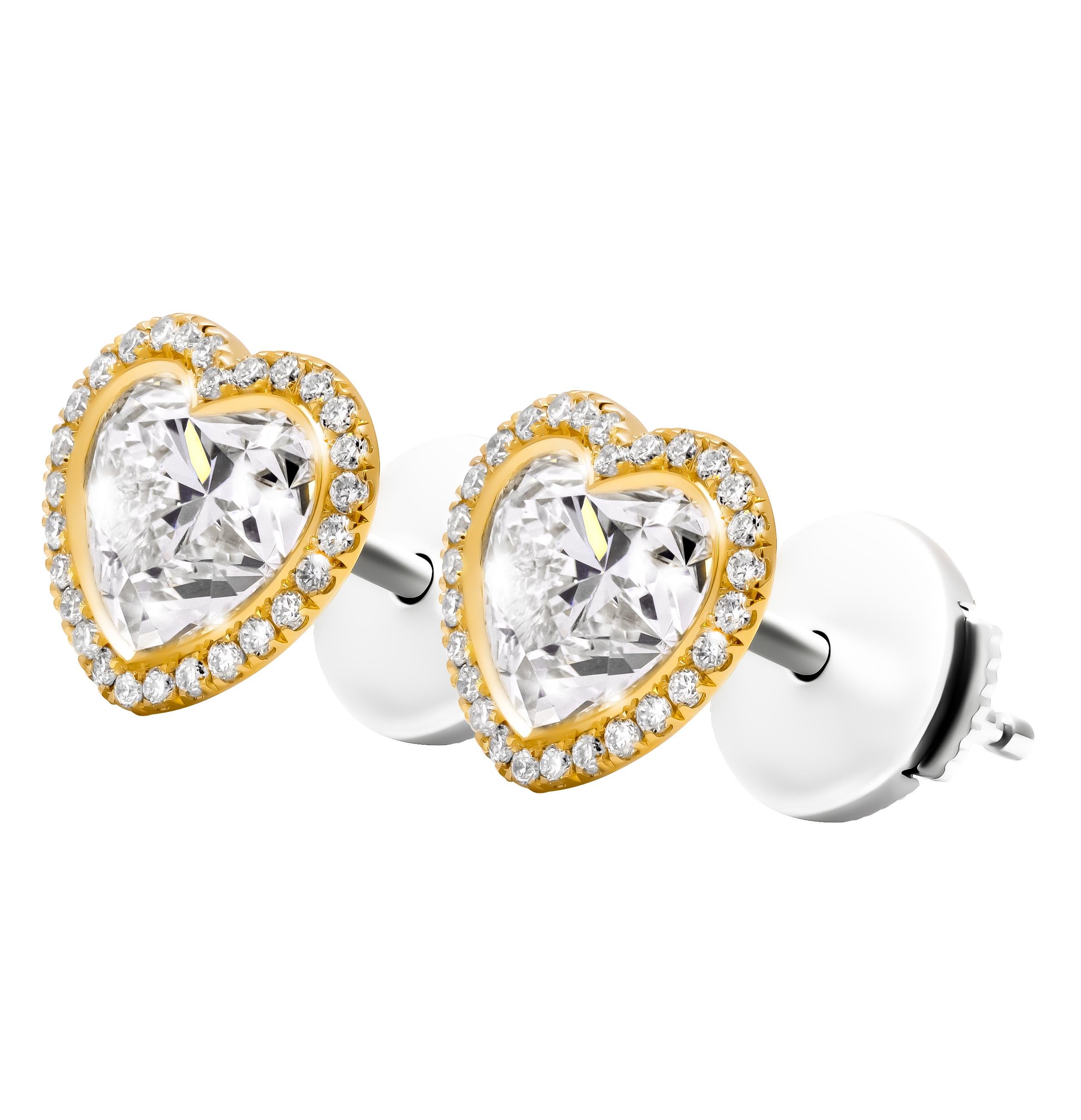 GIA-zertifizierte herzförmige Ohrstecker
Aus 14K Gelbgold
Mit Pave-Halterung für GIA-zertifizierte Diamanten:
0,80ct F VS1 Diamant in Herzform GIA#1433741582 
0,80ct G VS1 Diamant in Herzform GIA#7432894838

Gesamtes Karatgewicht der gepflasterten