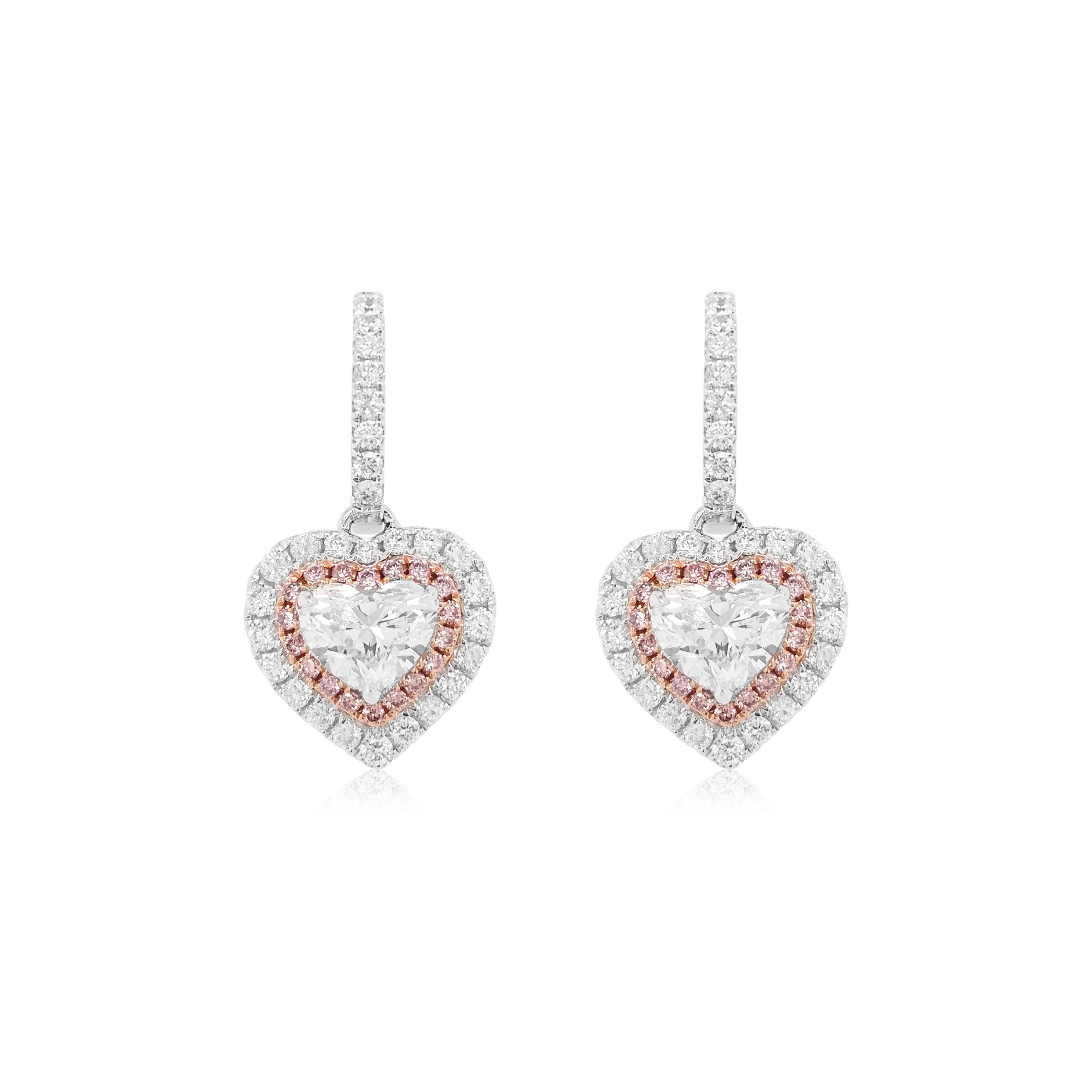 Schöne herzförmige Ohrringe mit zertifizierten weißen Diamanten und seltenen rosa Diamanten.

Weißer Diamant in Herzform (GIA-zertifiziert) - 0,50 Karat
Weißer Diamant in Herzform (GIA-zertifiziert) - 0,50 Karat
Rosa Diamant - 0,14 Karat
Runde weiße