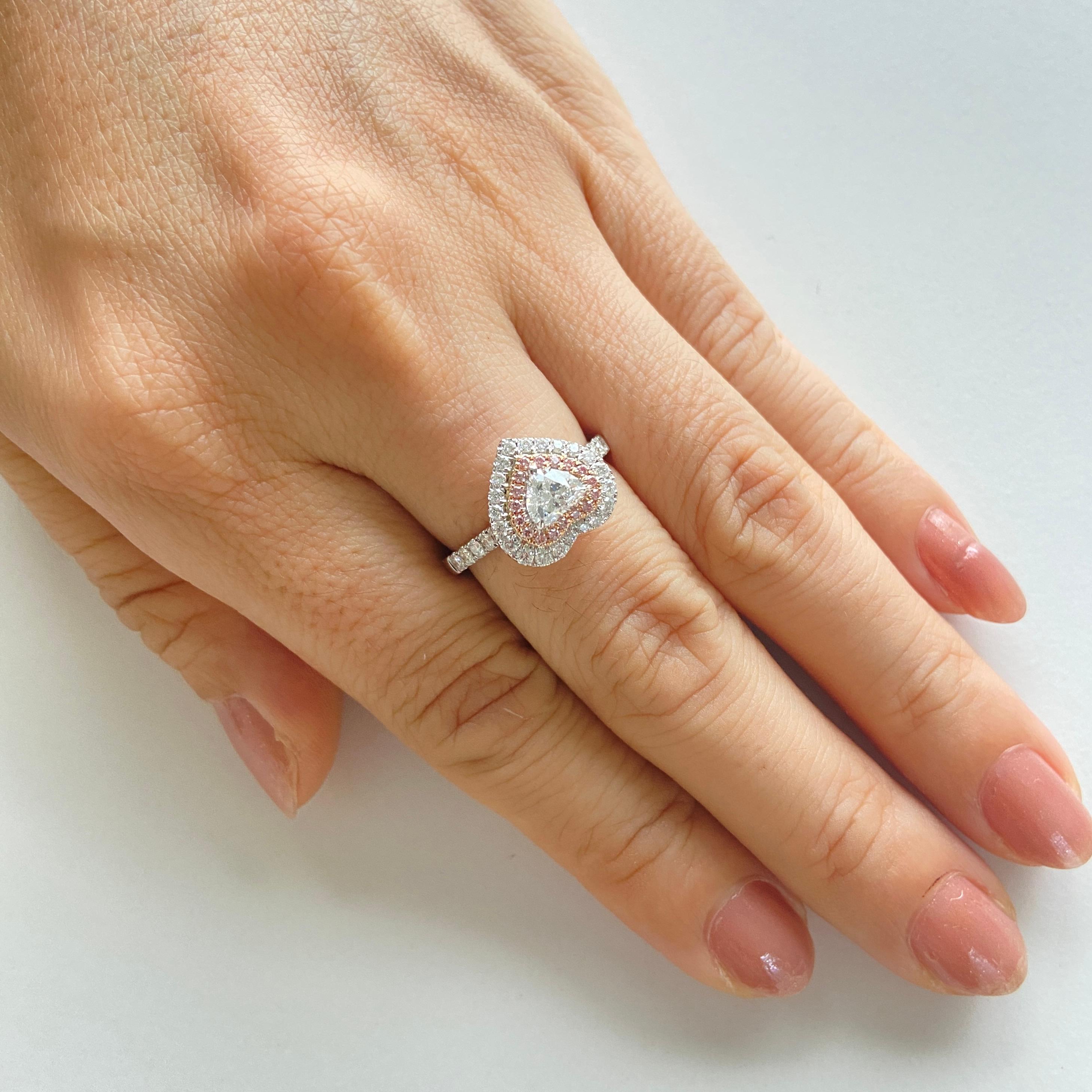 Anello con diamante bianco e diamante rosa a forma di cuore certificato GIA in oro 18 carati In condizioni Nuovo in vendita a Hong Kong, HK