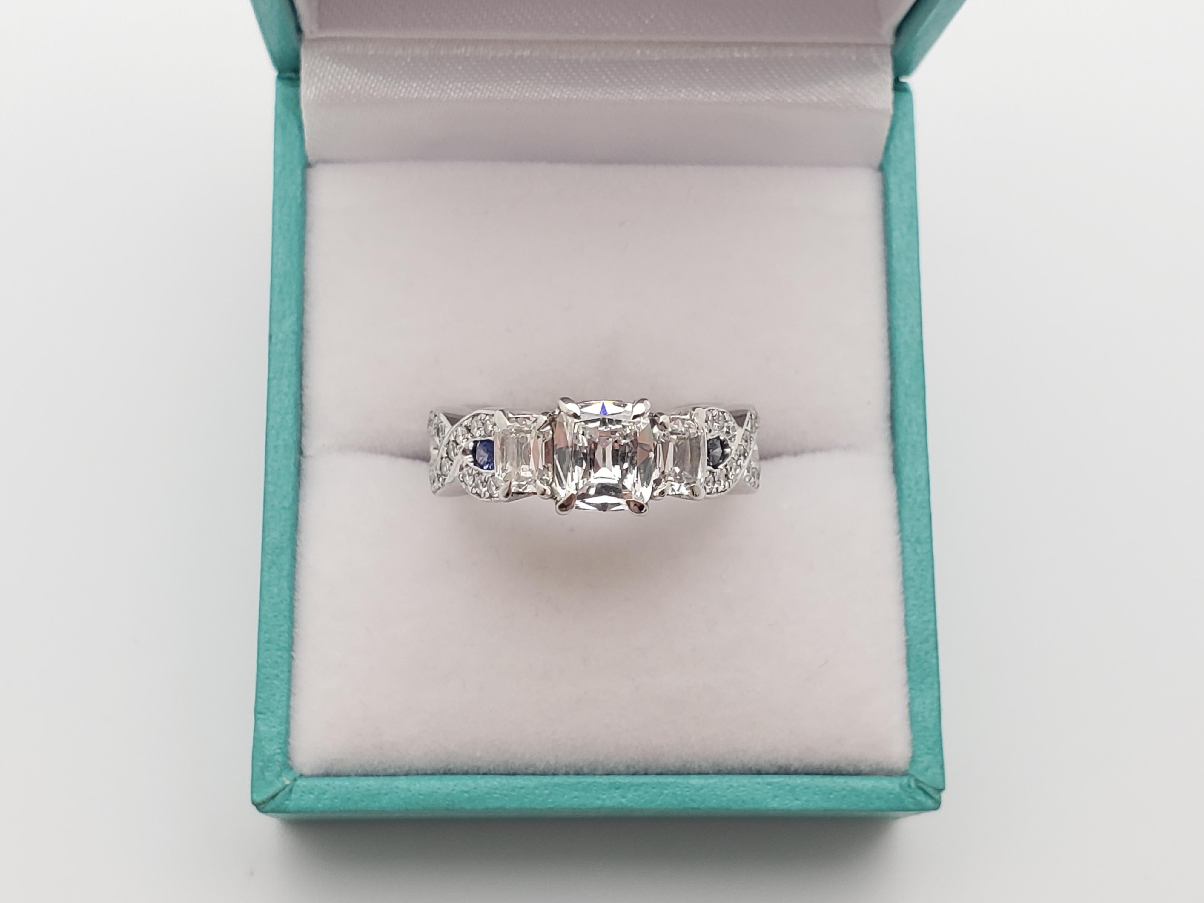 Ein außergewöhnlicher, GIA-zertifizierter, handgefertigter Designerring von Henri Daussi aus Platin mit natürlichen Diamanten und Saphiren. In der Mitte ein natürlicher, runder, lupenreiner Diamant im Brillantschliff mit einem Gewicht von ca. 0,91