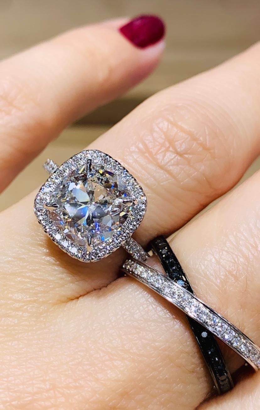 Donna Certificato GIA Henri Daussi 3,66ct T.W. Anello di fidanzamento aureola con taglio a cuscino in vendita