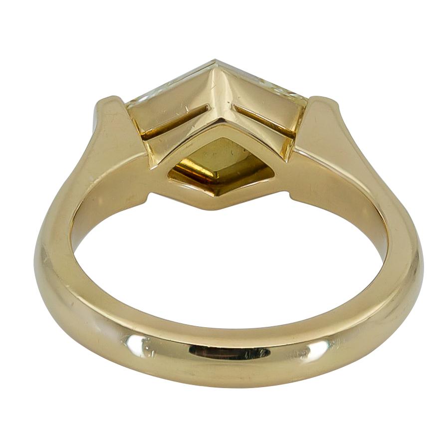 GIA-zertifizierter Solitär-Verlobungsring mit gelbem Diamanten im Sechseckschliff (Zeitgenössisch) im Angebot