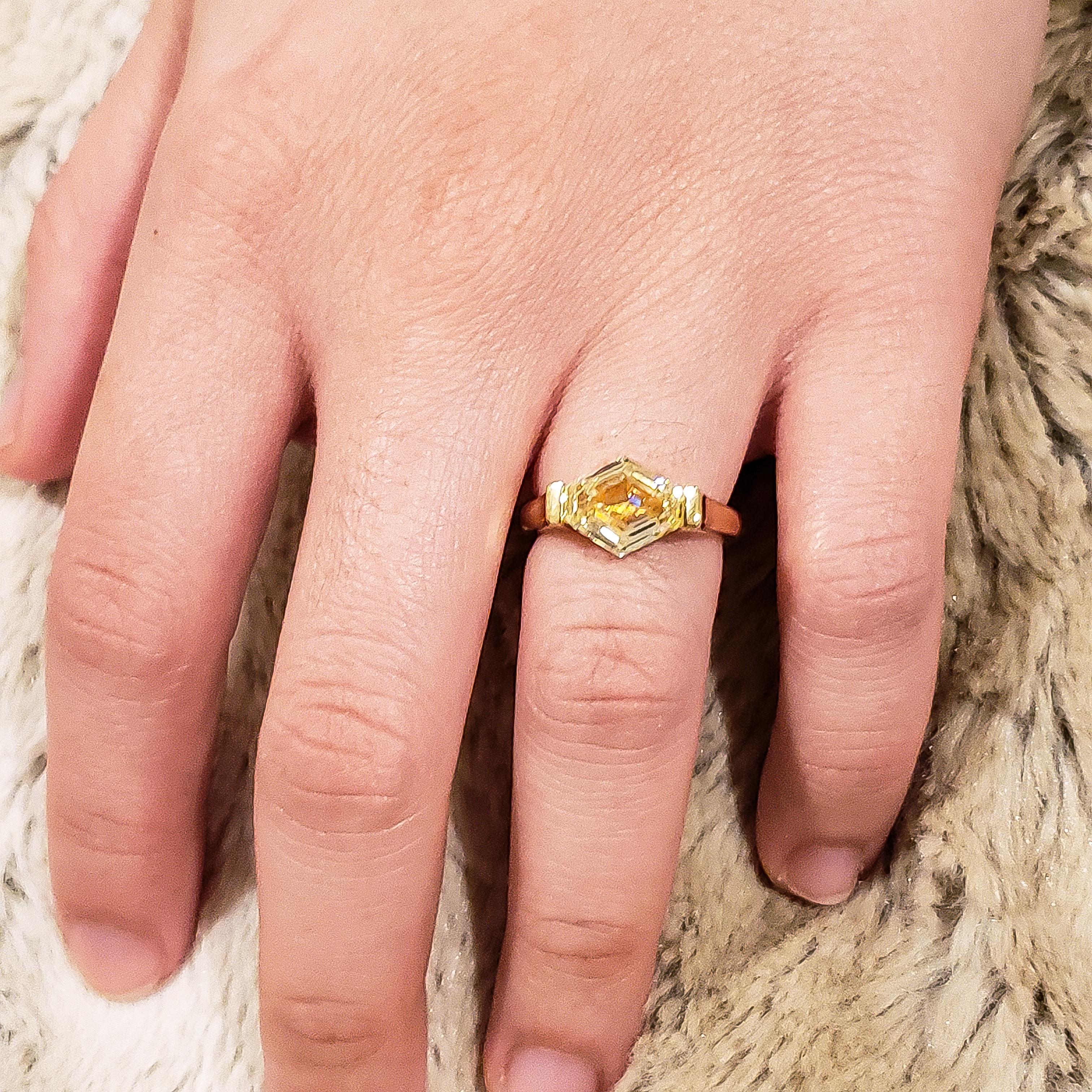 GIA-zertifizierter Solitär-Verlobungsring mit gelbem Diamanten im Sechseckschliff im Zustand „Hervorragend“ im Angebot in New York, NY
