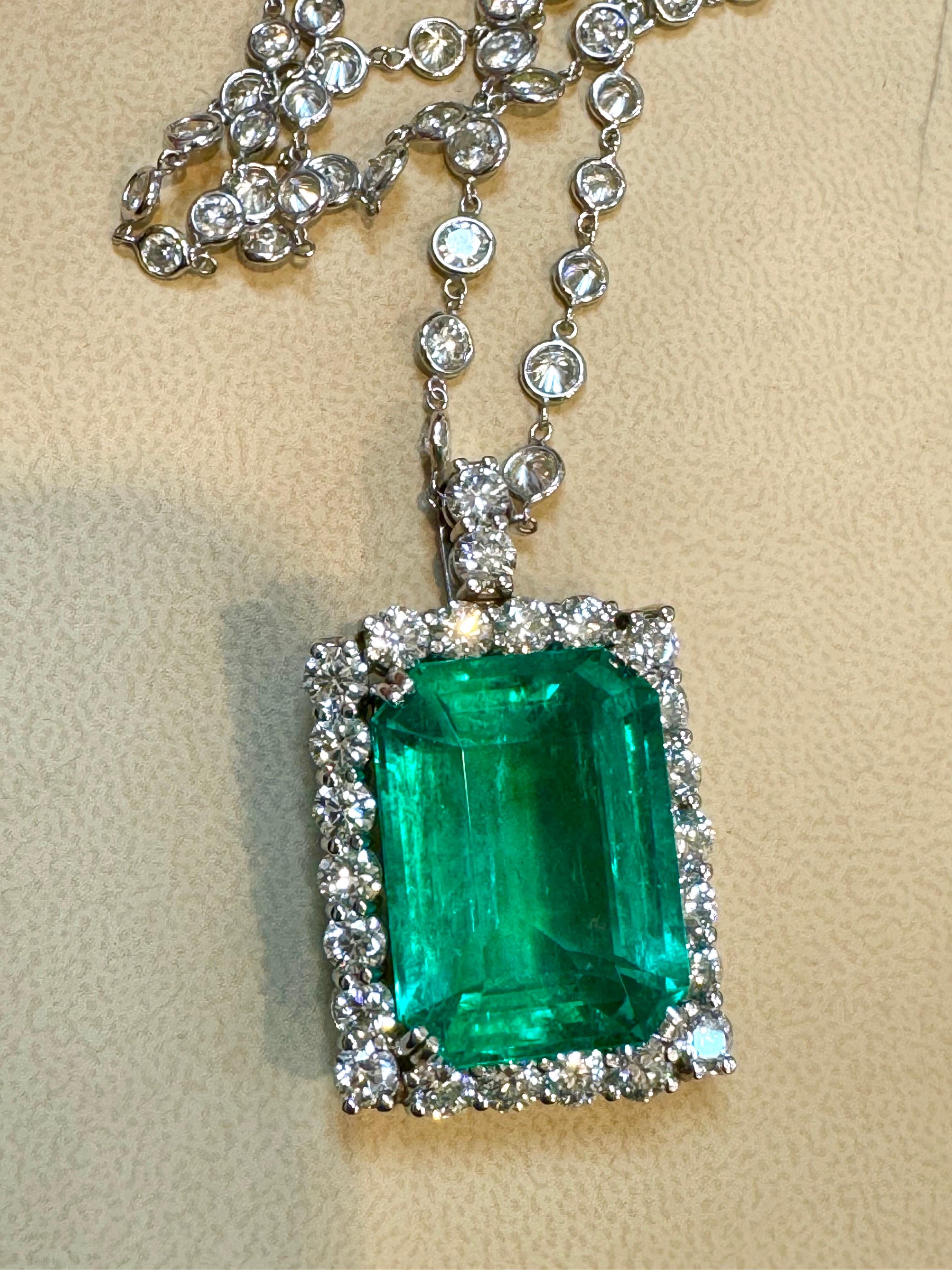 Esmeralda colombiana y colgante de diamantes de 38,30 quilates con certificado GIA Estate
Informe GIA # 5234040165
Berilo Natural , Esmeralda , Colombia , F2
Oro: oro amarillo de 18 quilates
Peso: 32 g (no incluye el peso de la cadena)
Diamantes: