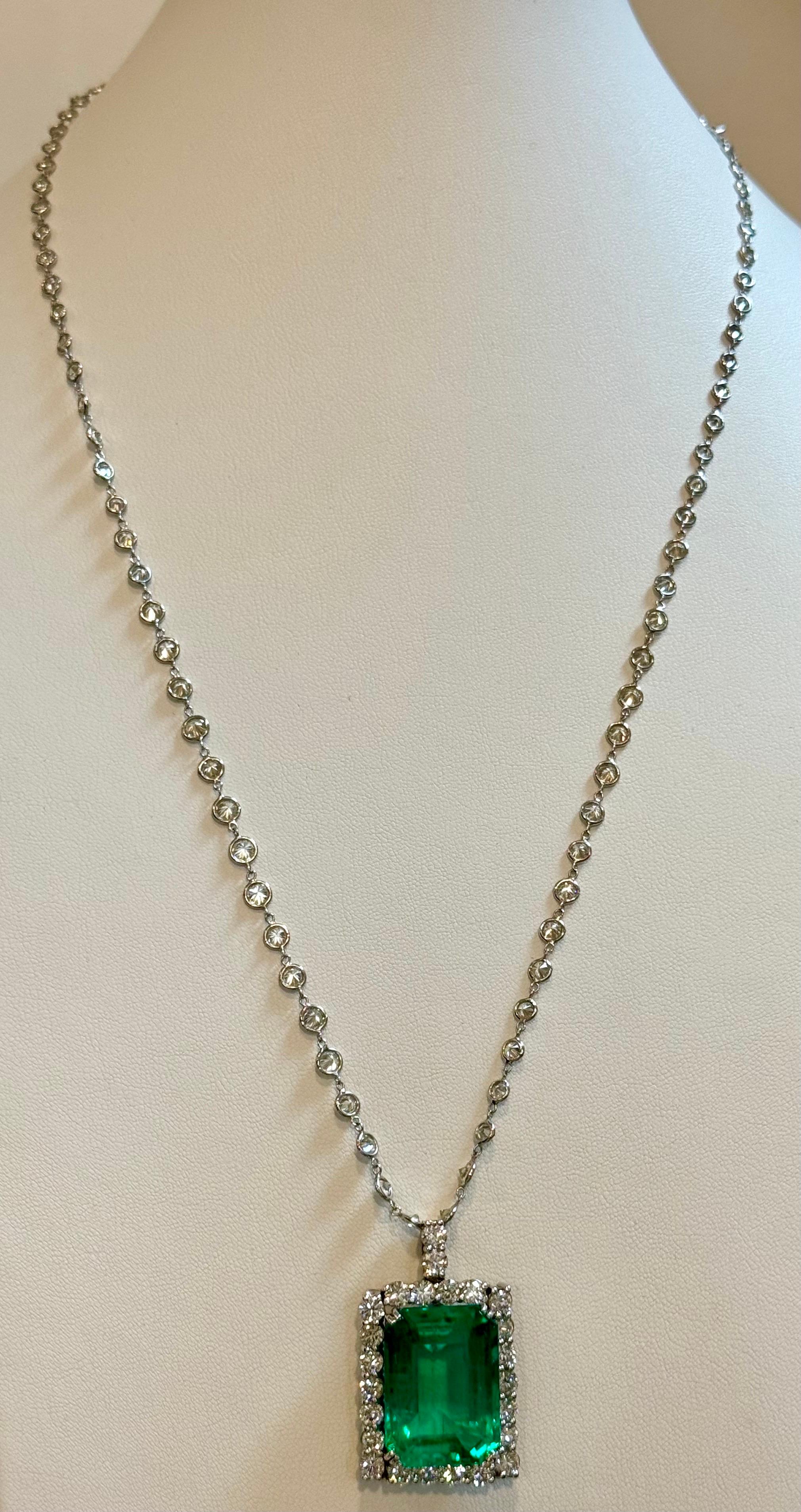 Esmeralda colombiana y colgante de diamantes de 38,30 quilates con certificado GIA Estate en Excelente estado para la venta en New York, NY