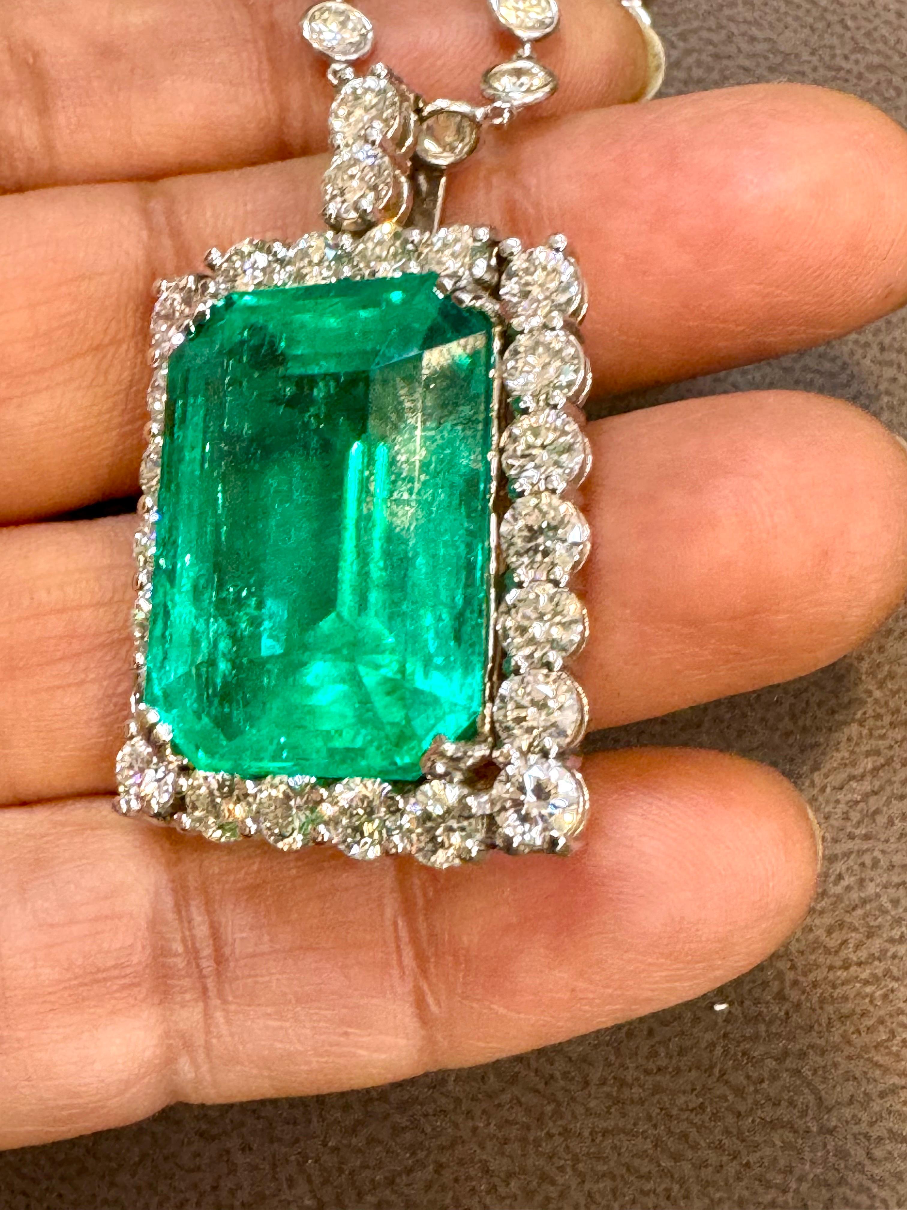 De las mujeres Esmeralda colombiana y colgante de diamantes de 38,30 quilates con certificado GIA Estate en venta