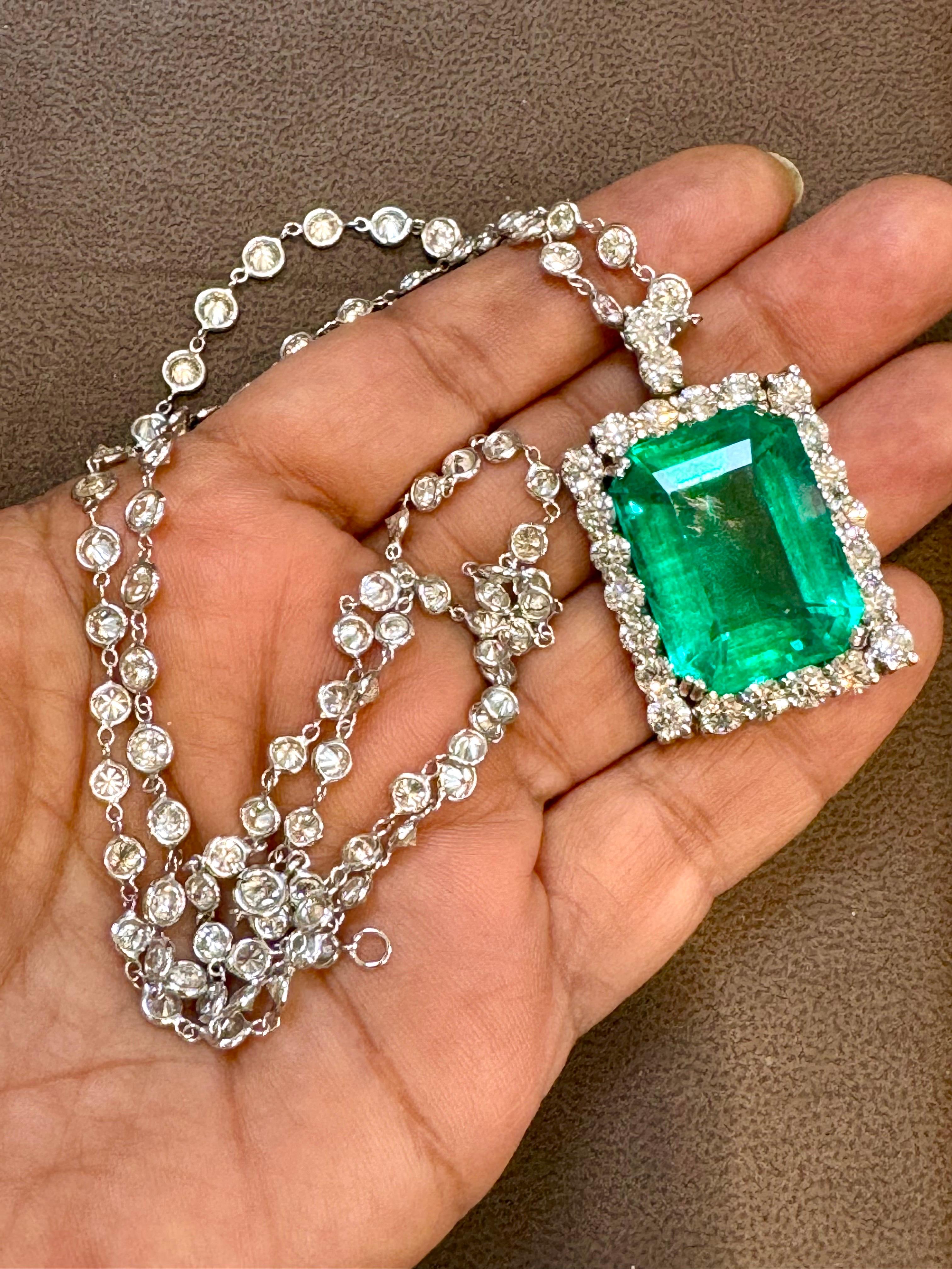 Esmeralda colombiana y colgante de diamantes de 38,30 quilates con certificado GIA Estate en venta 1