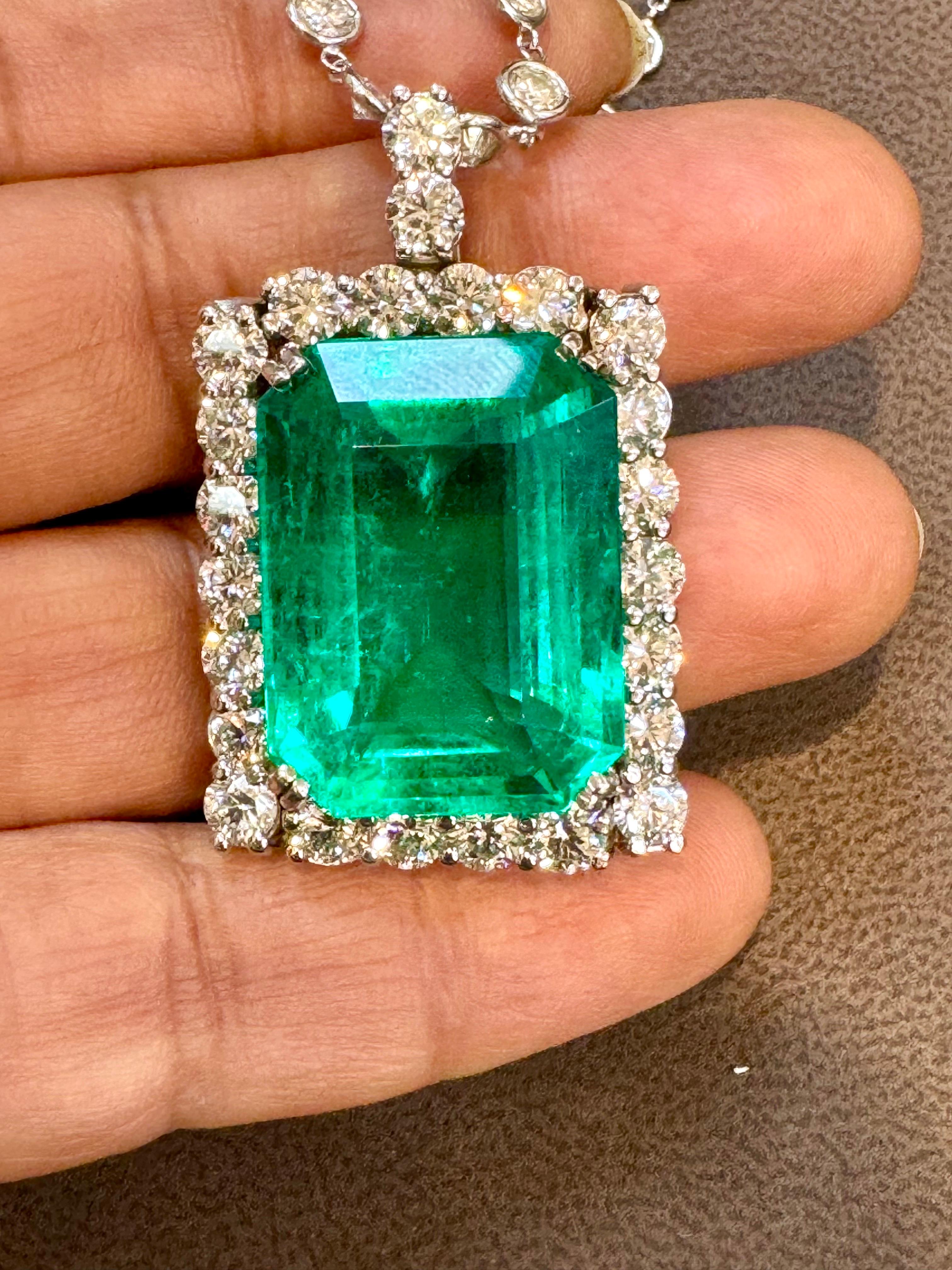 Esmeralda colombiana y colgante de diamantes de 38,30 quilates con certificado GIA Estate en venta 2