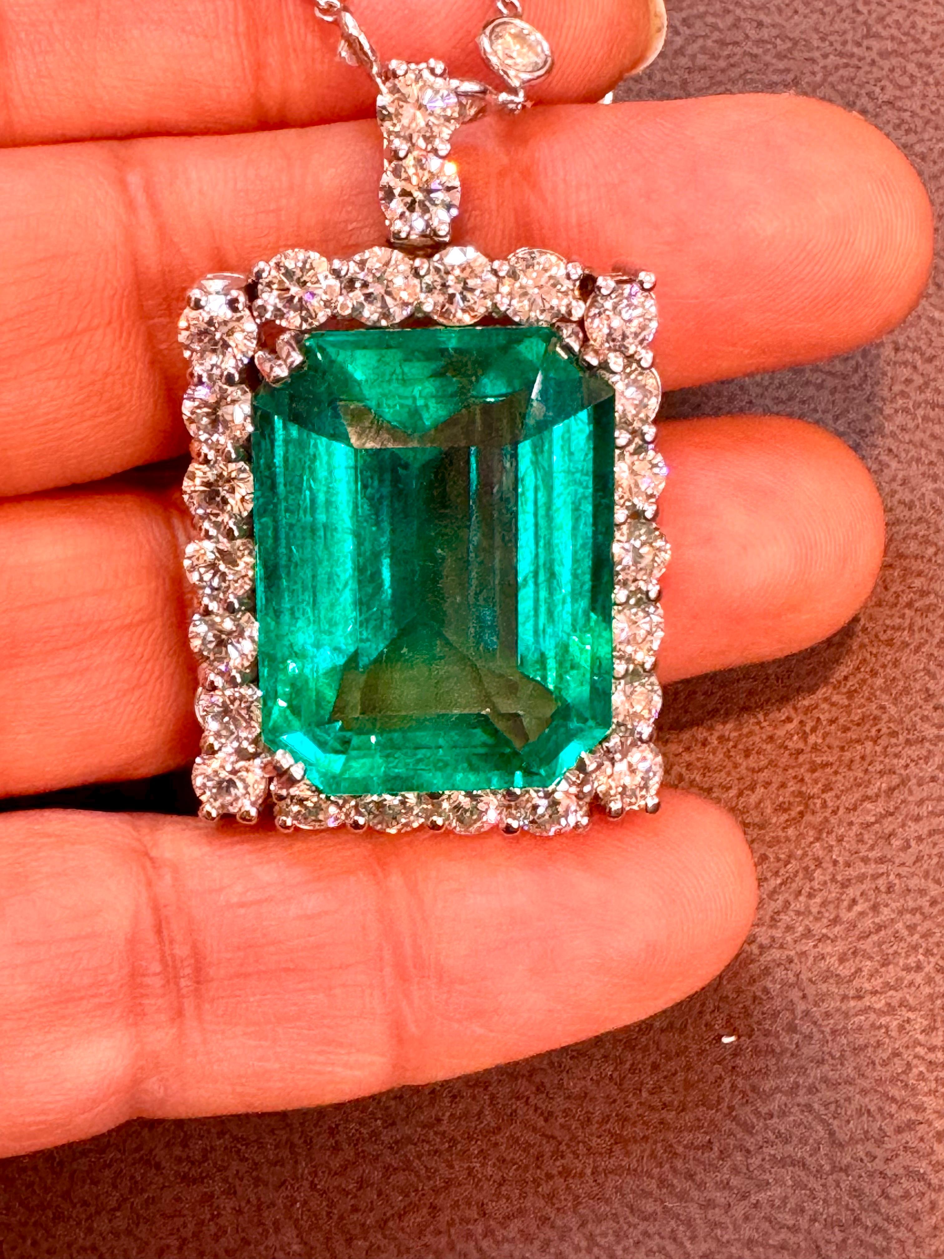 Esmeralda colombiana y colgante de diamantes de 38,30 quilates con certificado GIA Estate en venta 3