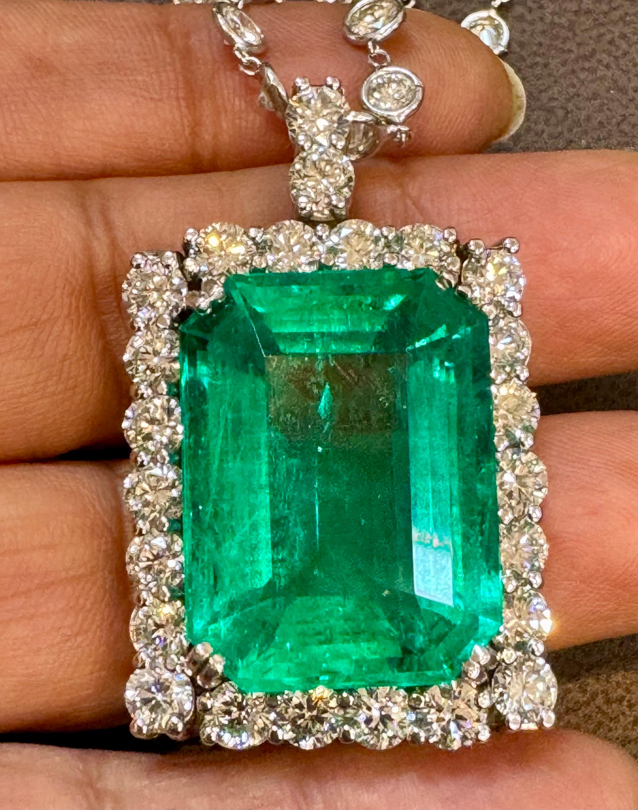 Esmeralda colombiana y colgante de diamantes de 38,30 quilates con certificado GIA Estate en venta 4