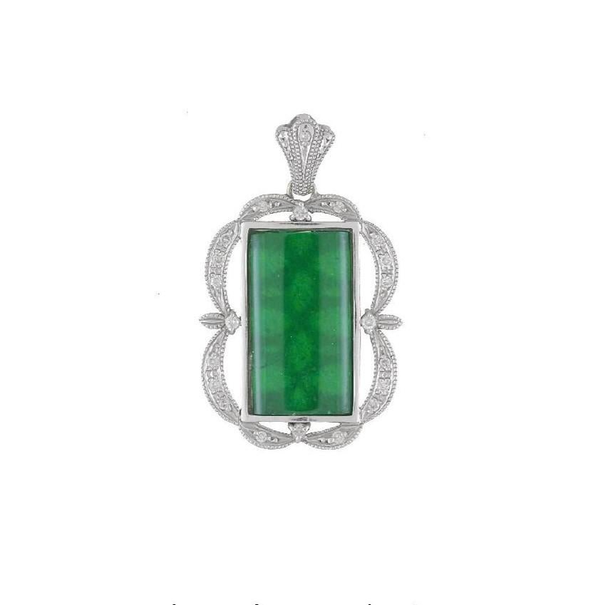 Questo intricato ciondolo è intarsiato con un pezzo lucido di giada imperiale certificata GIA. Incastonato in oro bianco da 18 carati, il ciondolo presenta un pezzo naturale di giada Imperial Gold di 2,29 carati, come si evince dal timbro presente
