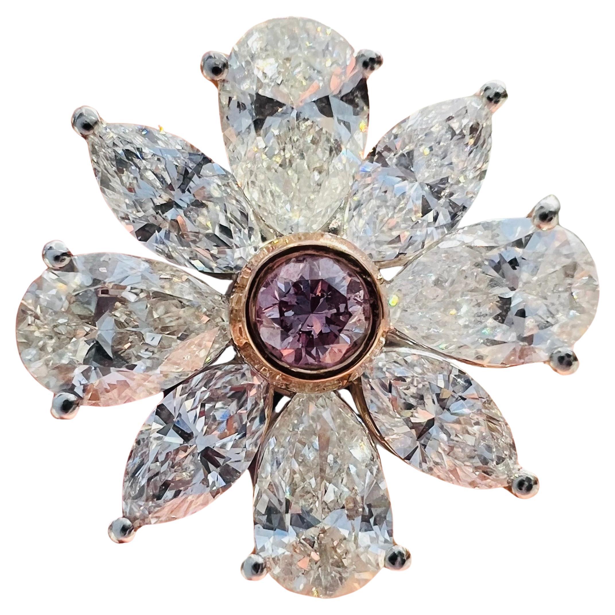 Hechos a mano en casa, estos magníficos pendientes destacan dos diamantes naturales de color rosa intenso fantasía certificados por el GIA. Cada diamante pesa 0,09 quilates y son el punto focal de la pareja. Hechos a mano en platino, estos