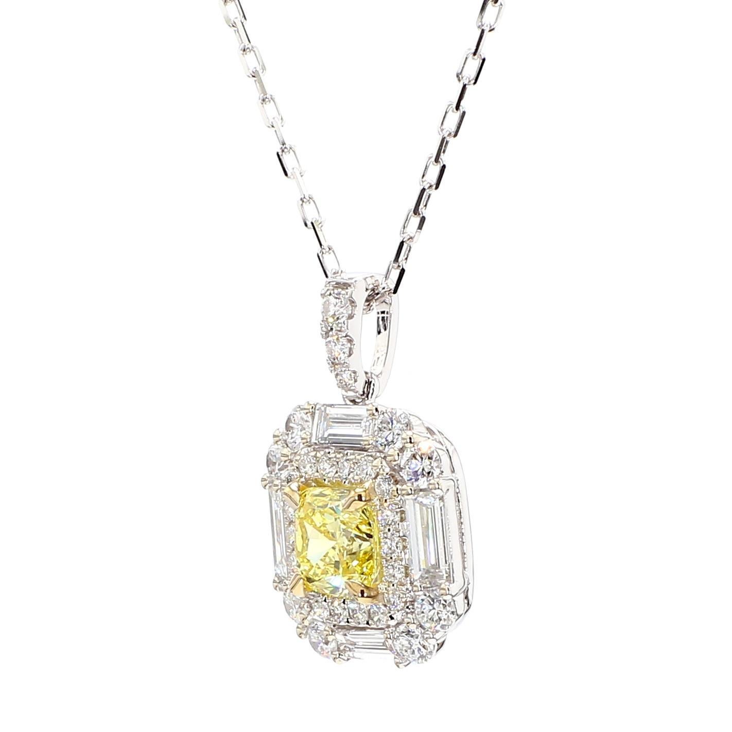 Il bellissimo ciondolo con diamante certificato GIA di RareGemworld. Montato in una splendida montatura in oro giallo e bianco 18 carati con un diamante giallo naturale taglio cuscino. Il diamante giallo è circondato da un diamante bianco naturale
