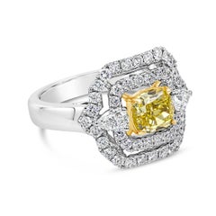 Anillo de compromiso con doble halo de diamantes amarillos talla cojín de 1.32 quilates certificado por el GIA