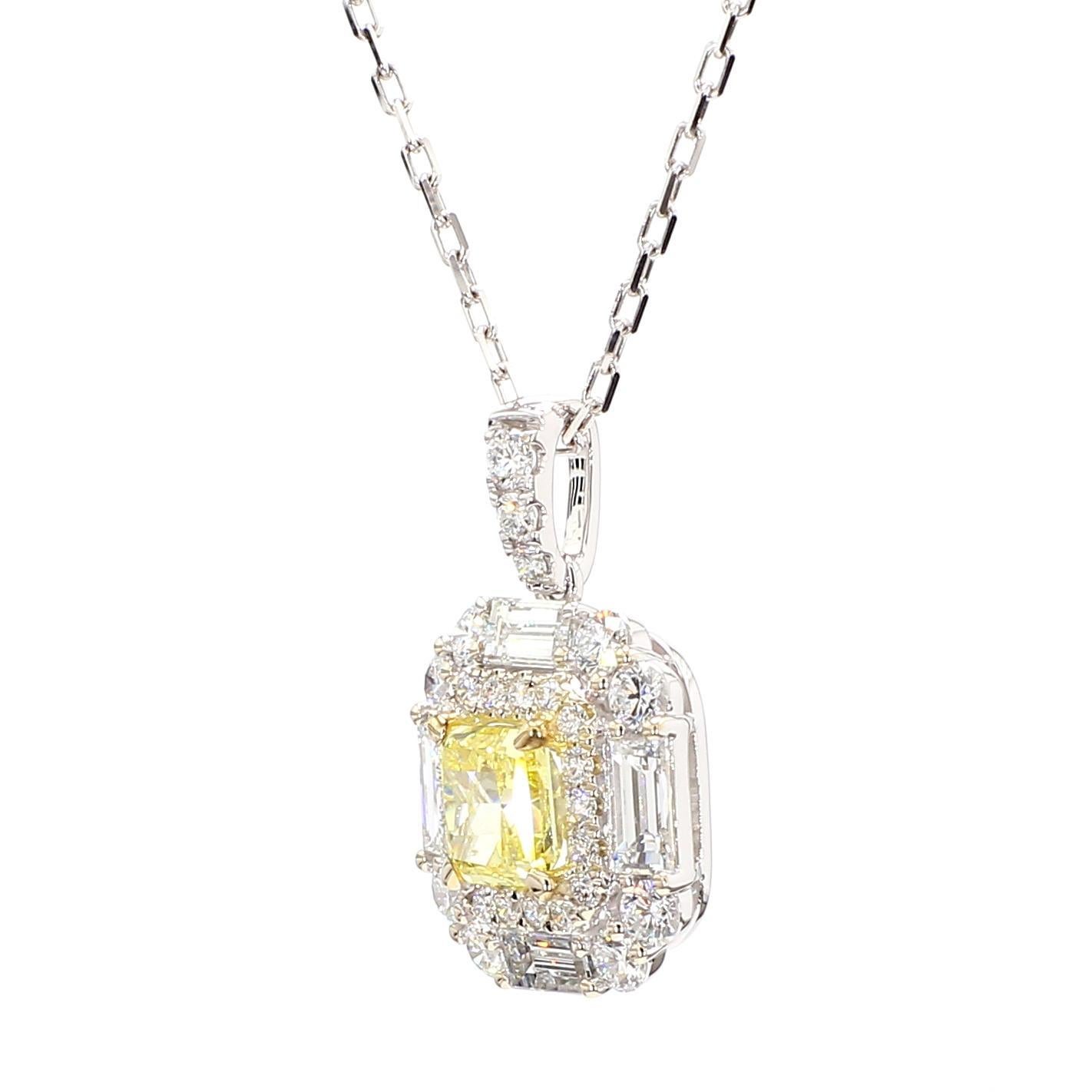 Le magnifique pendentif en diamant certifié GIA de Raregemworld. Monté dans une belle monture en or jaune et blanc 18 carats avec un diamant jaune naturel de taille radieuse. Le diamant jaune est entouré de diamants blancs de taille baguette et de