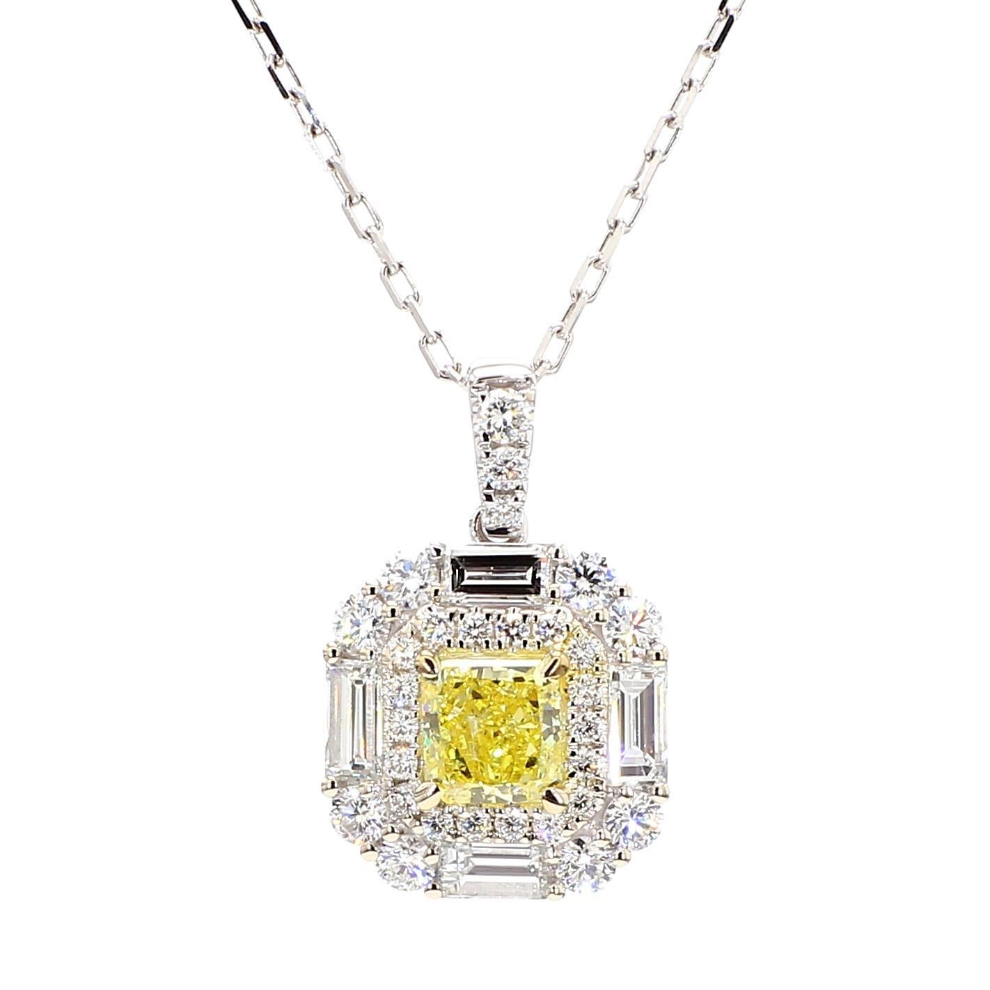 Contemporain Pendentif en or jaune intense avec diamants taille radiant de 2,08 carats poids total, certifié GIA en vente