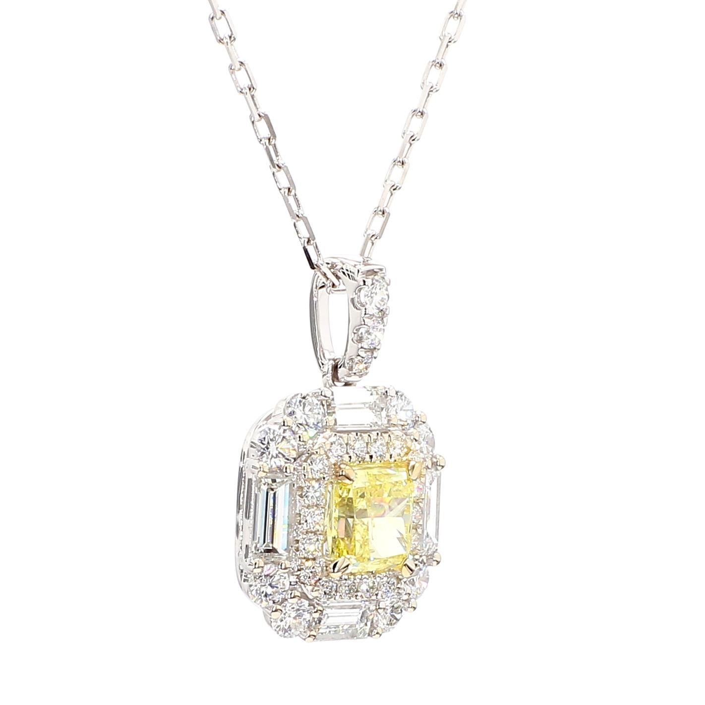 Taille radiant Pendentif en or jaune intense avec diamants taille radiant de 2,08 carats poids total, certifié GIA en vente