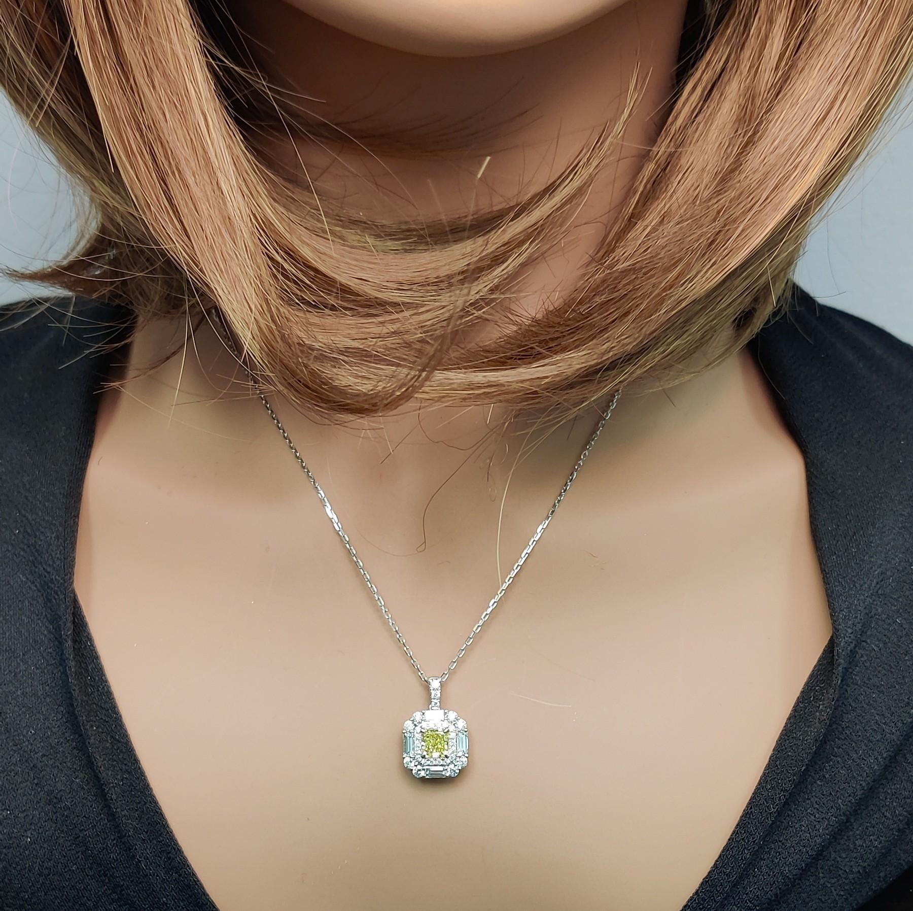 Pendentif en or jaune intense avec diamants taille radiant de 2,08 carats poids total, certifié GIA Neuf - En vente à New York, NY