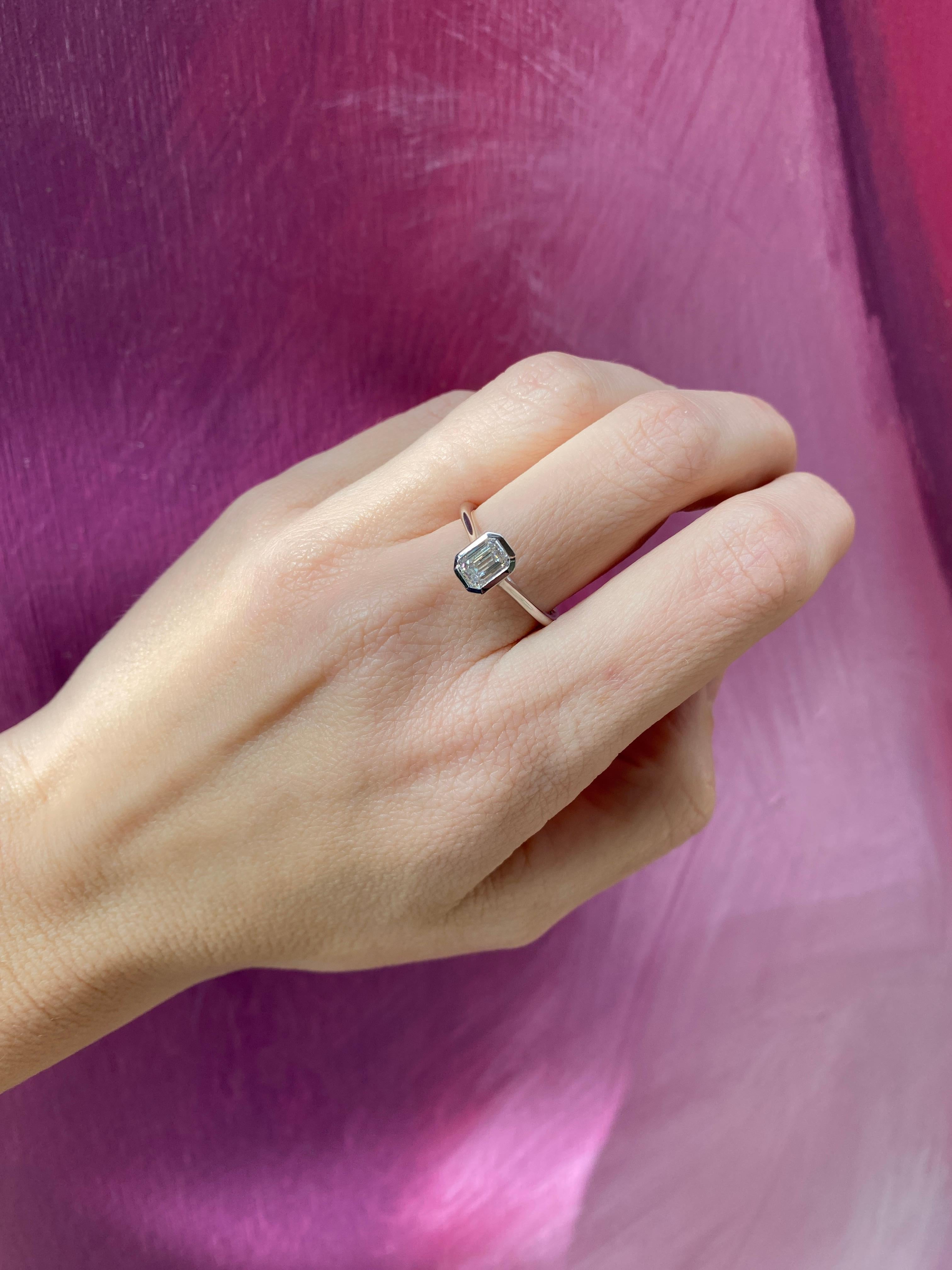 GIA Certified Internally Flawless Bezel Set 1.01 Carat Emerald Cut Diamond Ring  For Sale 6