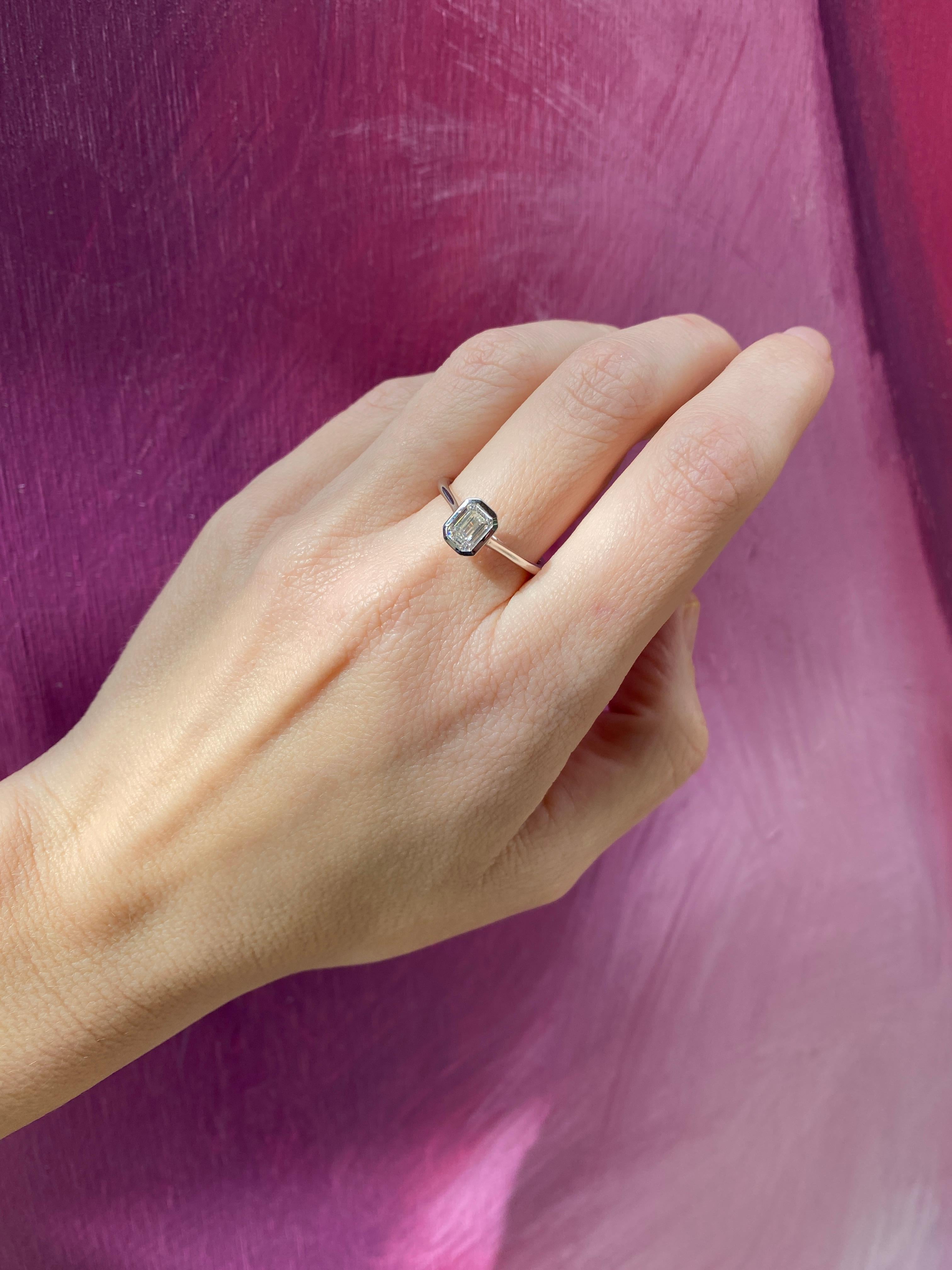 GIA Certified Internally Flawless Bezel Set 1.01 Carat Emerald Cut Diamond Ring  For Sale 8