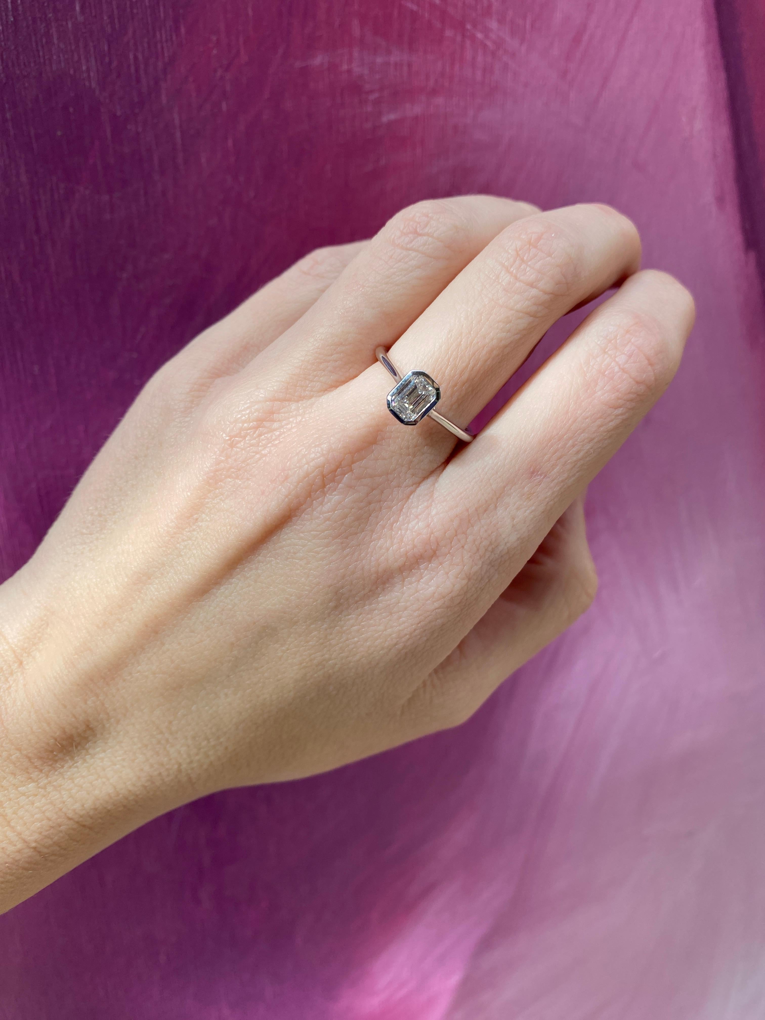 GIA Certified Internally Flawless Bezel Set 1.01 Carat Emerald Cut Diamond Ring  For Sale 10