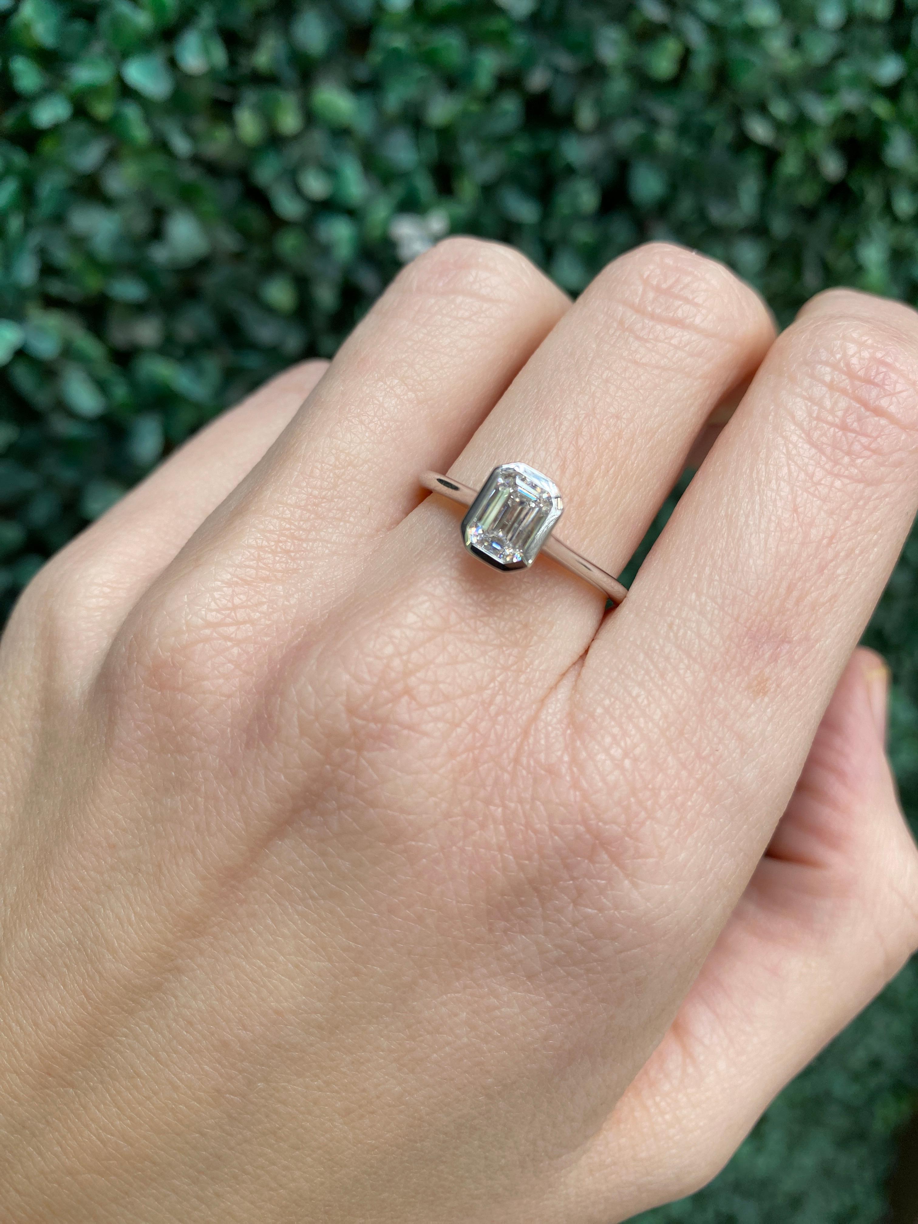 GIA Certified Internally Flawless Bezel Set 1.01 Carat Emerald Cut Diamond Ring  For Sale 13