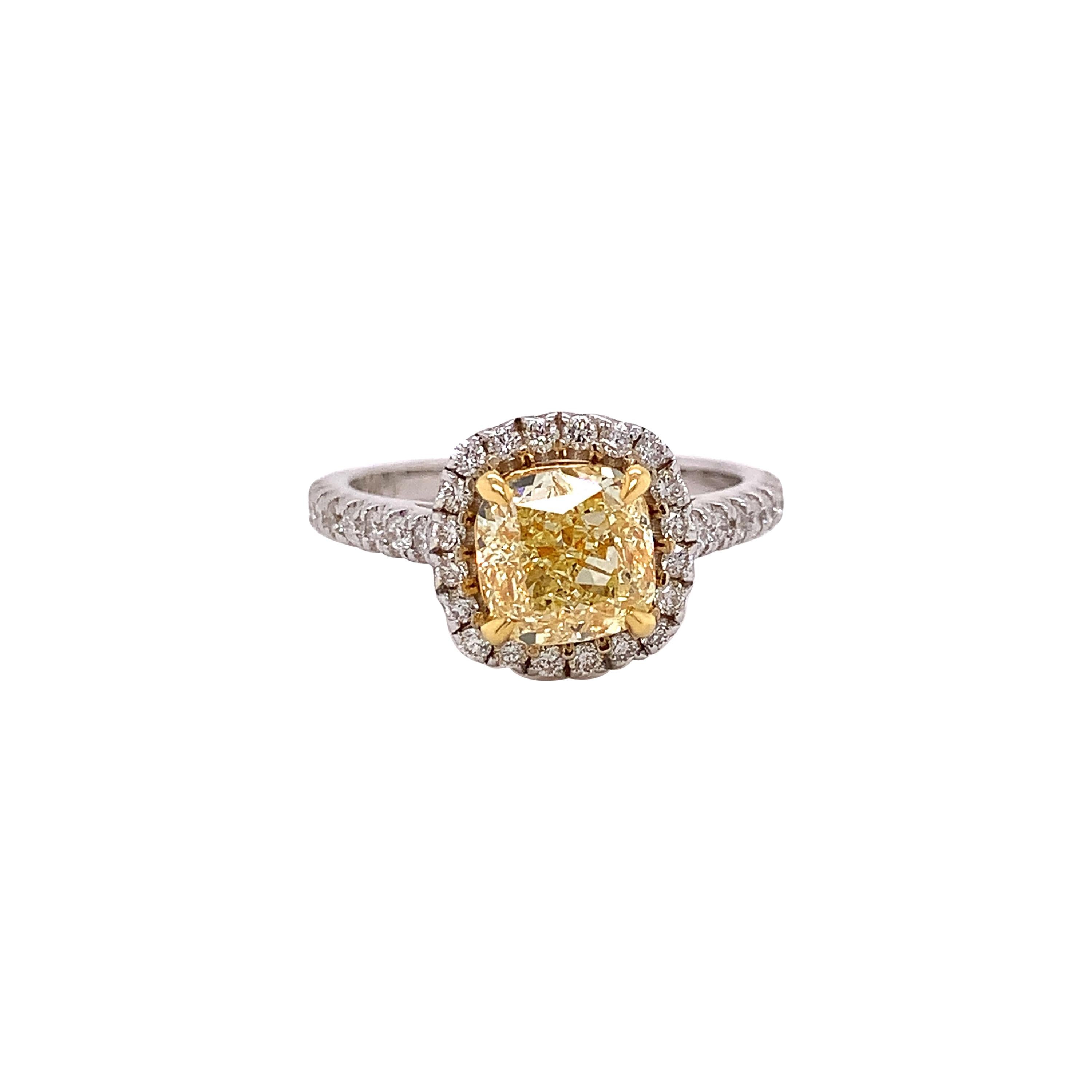 Bague de fiançailles en diamant jaune taille coussin certifié GIA