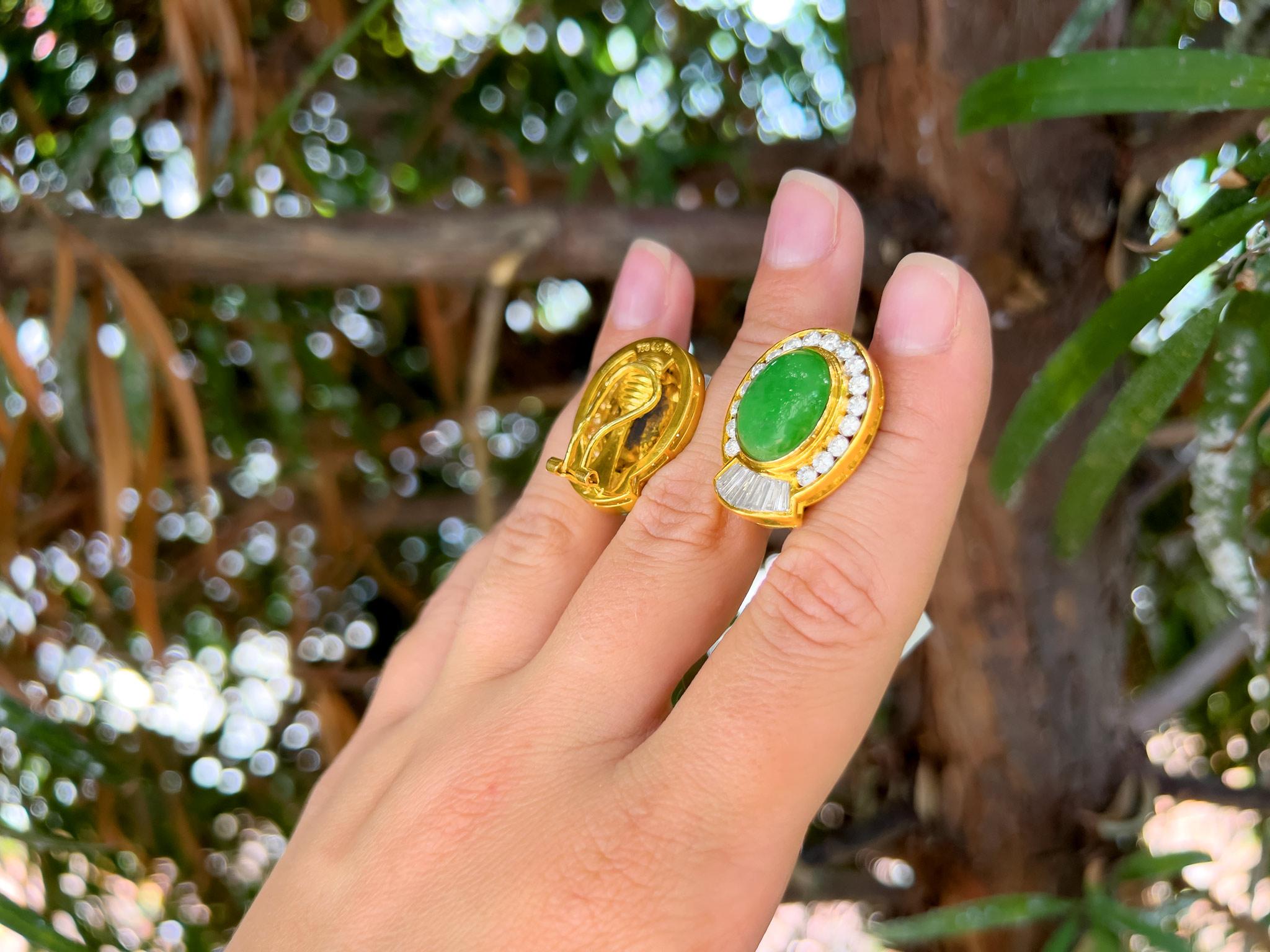 Taille cabochon Boucles d'oreilles en or 18 carats avec jade certifié GIA et diamants de 5,80 carats au total en vente