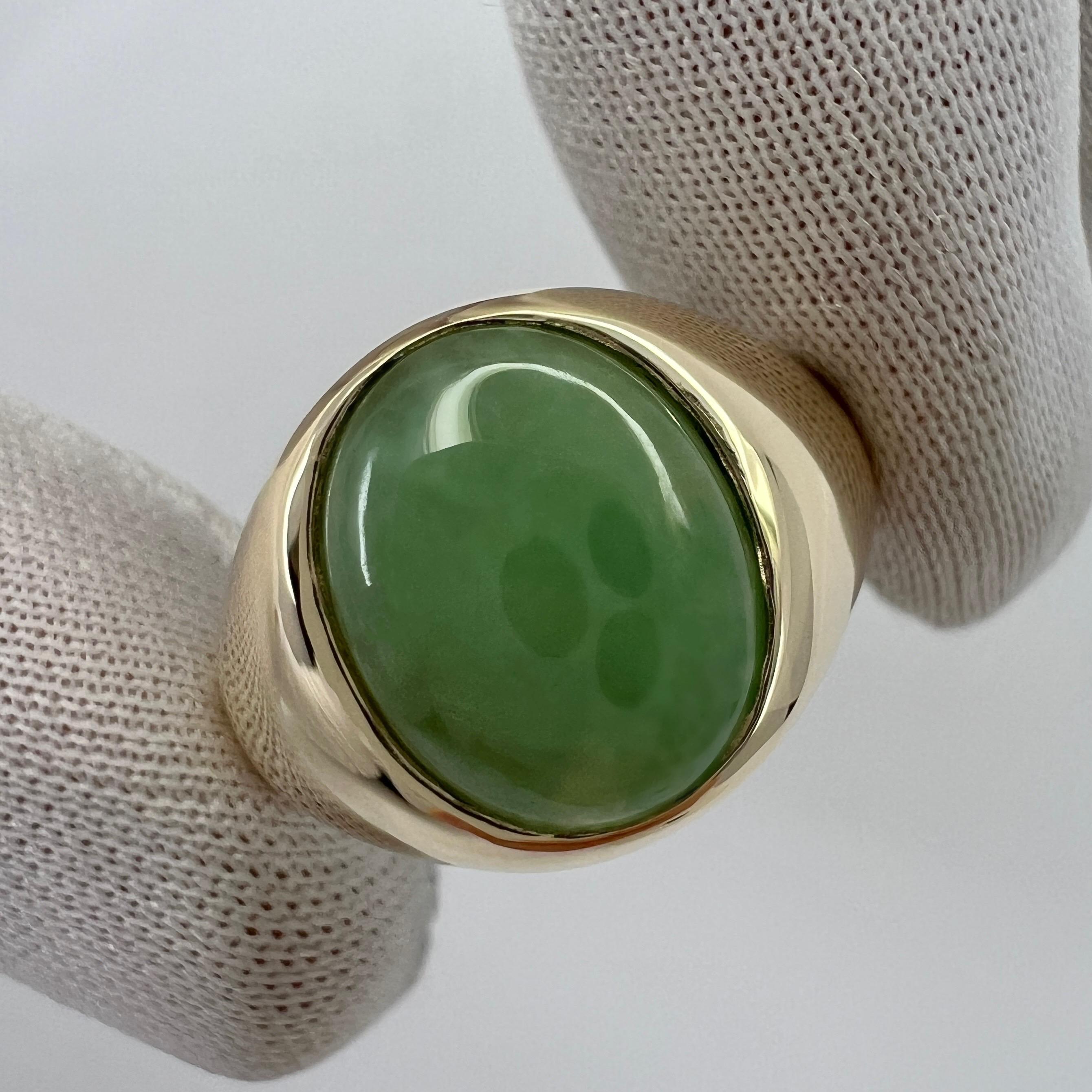 GIA Certified Jadeite A Grade Jade 4.06ct Untreated Yellow Gold Oval Signet Ring In New Condition In Birmingham, GB