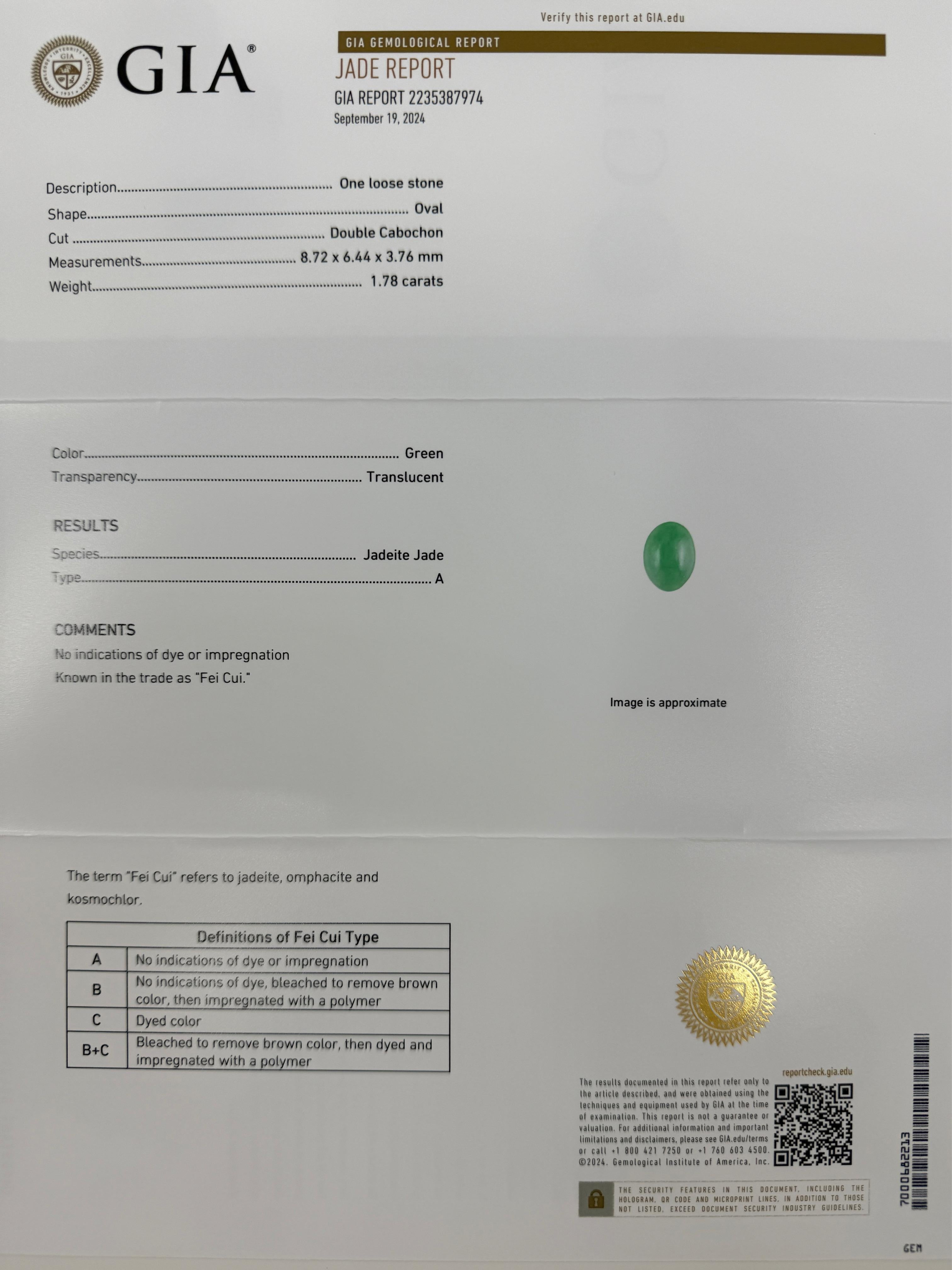 Anello Signet in oro giallo 9k con giadeite verde chiaro certificata GIA di grado A.

Una splendida giada verde chiaro non trattata di 1,78 carati incastonata in un raffinato anello con castone rubover in oro giallo 9 carati con piccole aperture a