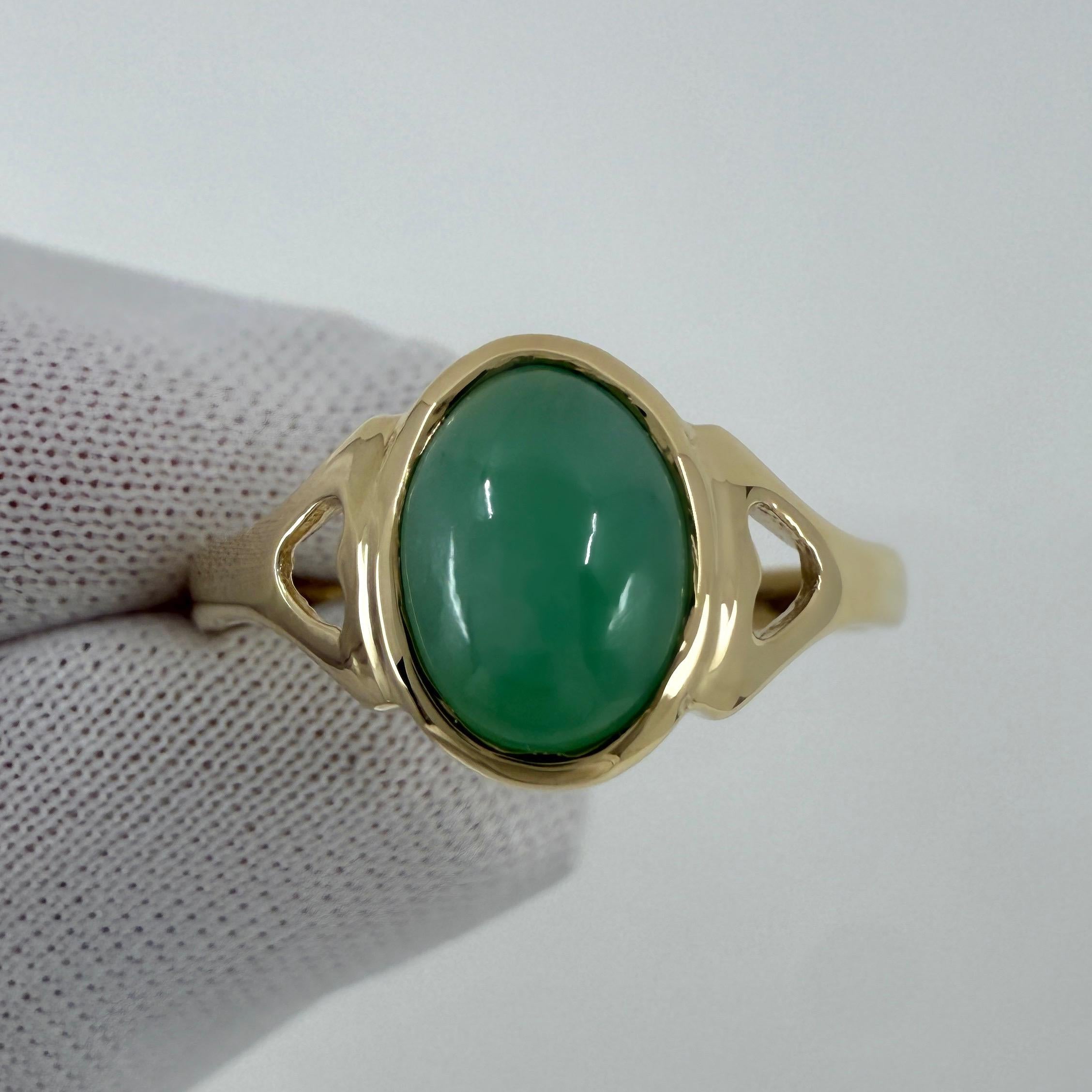 Taglio ovale Anello con sigillo in oro giallo 9k con giada verde ovale di grado A certificata GIA in vendita