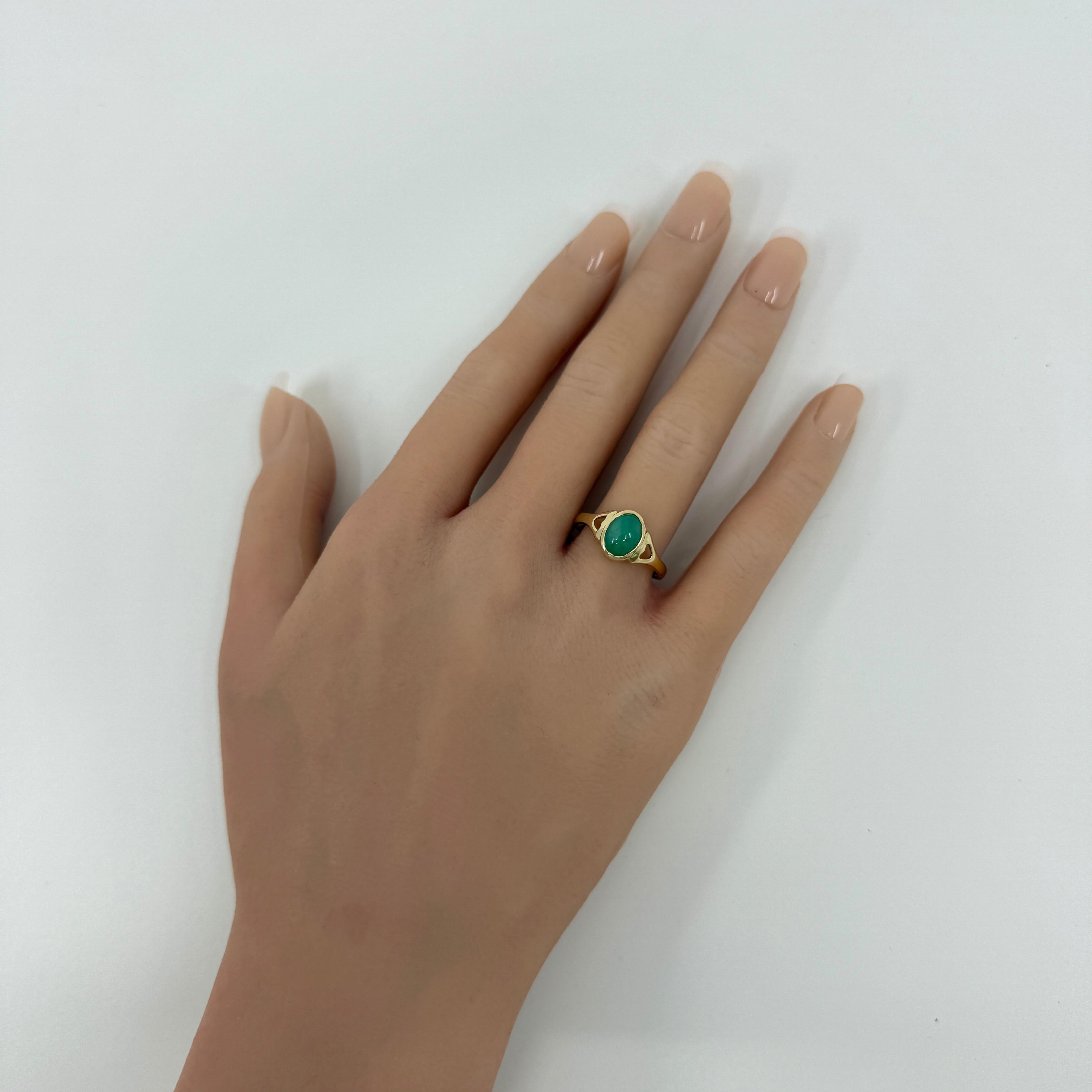 Anello con sigillo in oro giallo 9k con giada verde ovale di grado A certificata GIA In condizioni Nuovo in vendita a Birmingham, GB