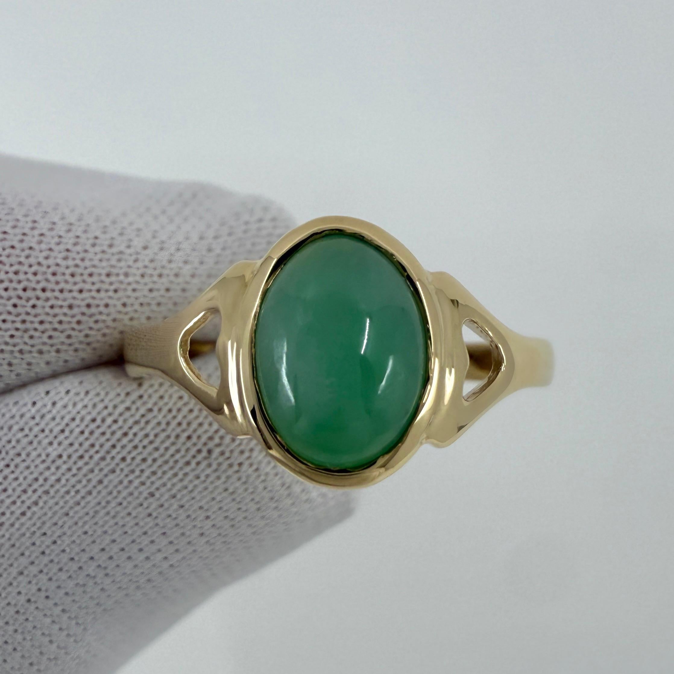 Anello con sigillo in oro giallo 9k con giada verde ovale di grado A certificata GIA in vendita 1