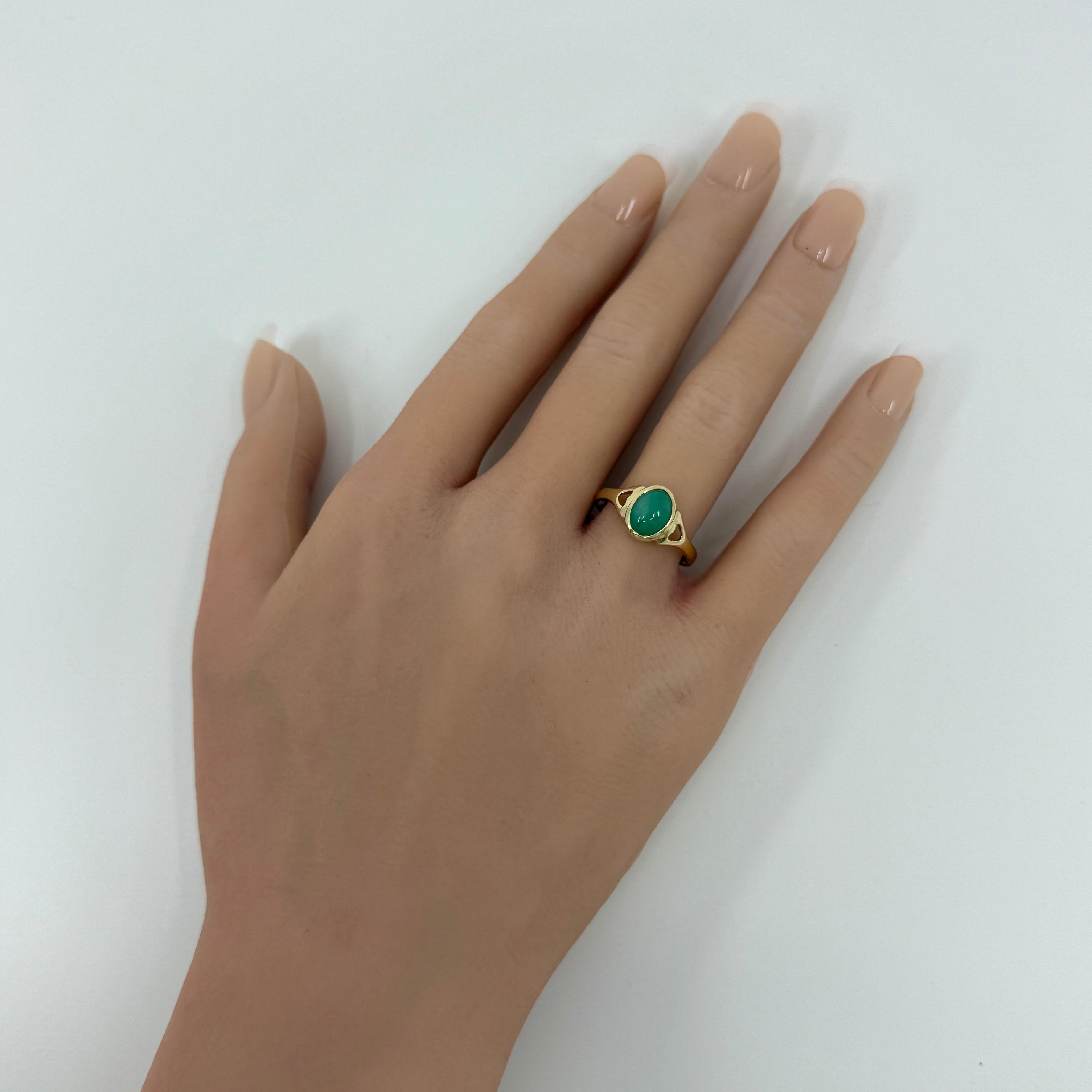 Anello con sigillo in oro giallo 9k con giada verde ovale di grado A certificata GIA in vendita 3