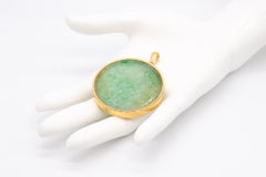 Pendentif en or jaune 18 carats avec jadéite verte 102,27 carats, certifiée par le GIA